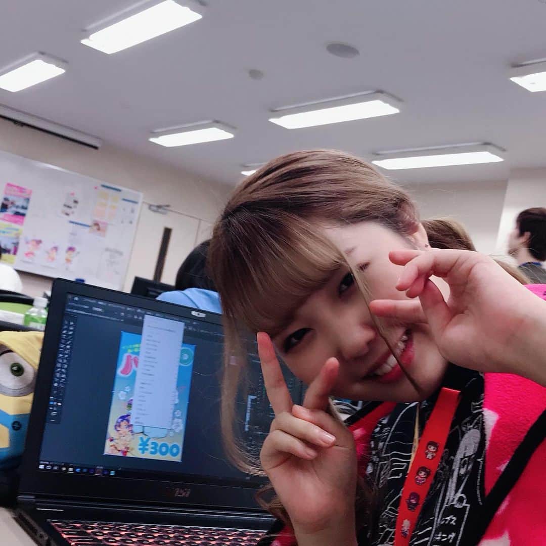 NCC新潟コンピュータ専門学校さんのインスタグラム写真 - (NCC新潟コンピュータ専門学校Instagram)「NSG夏フェスまであと2日‼️ 準備も最後の追い込み🏃‍♂️💨 ブースの看板、チラシ、クーポン券、LINEのバナーなどなど全て学生が作っています✨ NCCミス❤️みったん @_gbkskm_ は飲食ブースハロハロのパネルを製作中😘 #nsg夏フェス #イラスト #デザイン #映え #制作 #真剣 #pc #学生 #キャンパスライフ #授業 #新潟コンピュータ専門学校 #nsgカレッジリーグ」7月11日 9時33分 - ncc_niigata