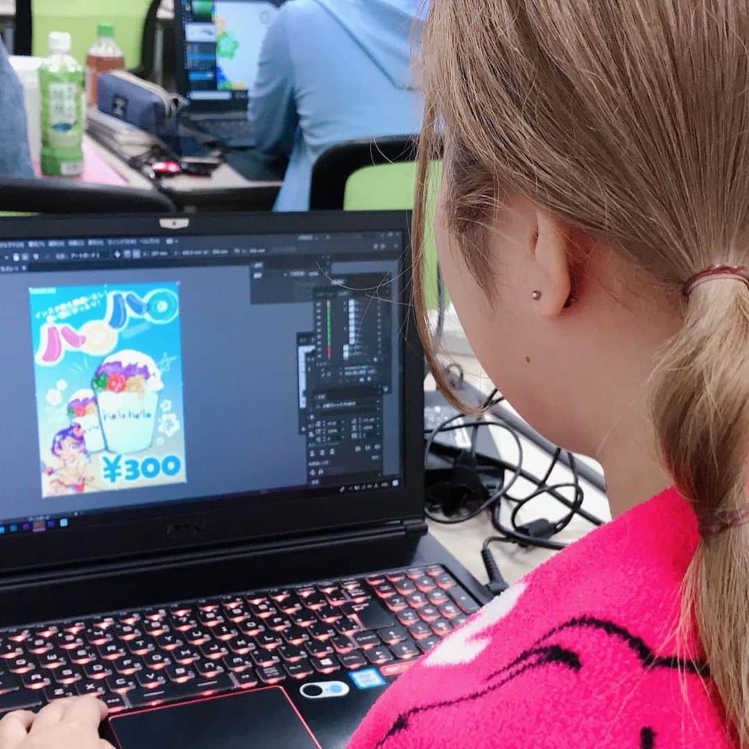 NCC新潟コンピュータ専門学校さんのインスタグラム写真 - (NCC新潟コンピュータ専門学校Instagram)「NSG夏フェスまであと2日‼️ 準備も最後の追い込み🏃‍♂️💨 ブースの看板、チラシ、クーポン券、LINEのバナーなどなど全て学生が作っています✨ NCCミス❤️みったん @_gbkskm_ は飲食ブースハロハロのパネルを製作中😘 #nsg夏フェス #イラスト #デザイン #映え #制作 #真剣 #pc #学生 #キャンパスライフ #授業 #新潟コンピュータ専門学校 #nsgカレッジリーグ」7月11日 9時33分 - ncc_niigata