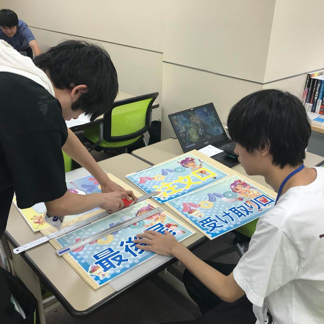 NCC新潟コンピュータ専門学校さんのインスタグラム写真 - (NCC新潟コンピュータ専門学校Instagram)「NSG夏フェスまであと2日‼️ 準備も最後の追い込み🏃‍♂️💨 ブースの看板、チラシ、クーポン券、LINEのバナーなどなど全て学生が作っています✨ NCCミス❤️みったん @_gbkskm_ は飲食ブースハロハロのパネルを製作中😘 #nsg夏フェス #イラスト #デザイン #映え #制作 #真剣 #pc #学生 #キャンパスライフ #授業 #新潟コンピュータ専門学校 #nsgカレッジリーグ」7月11日 9時33分 - ncc_niigata