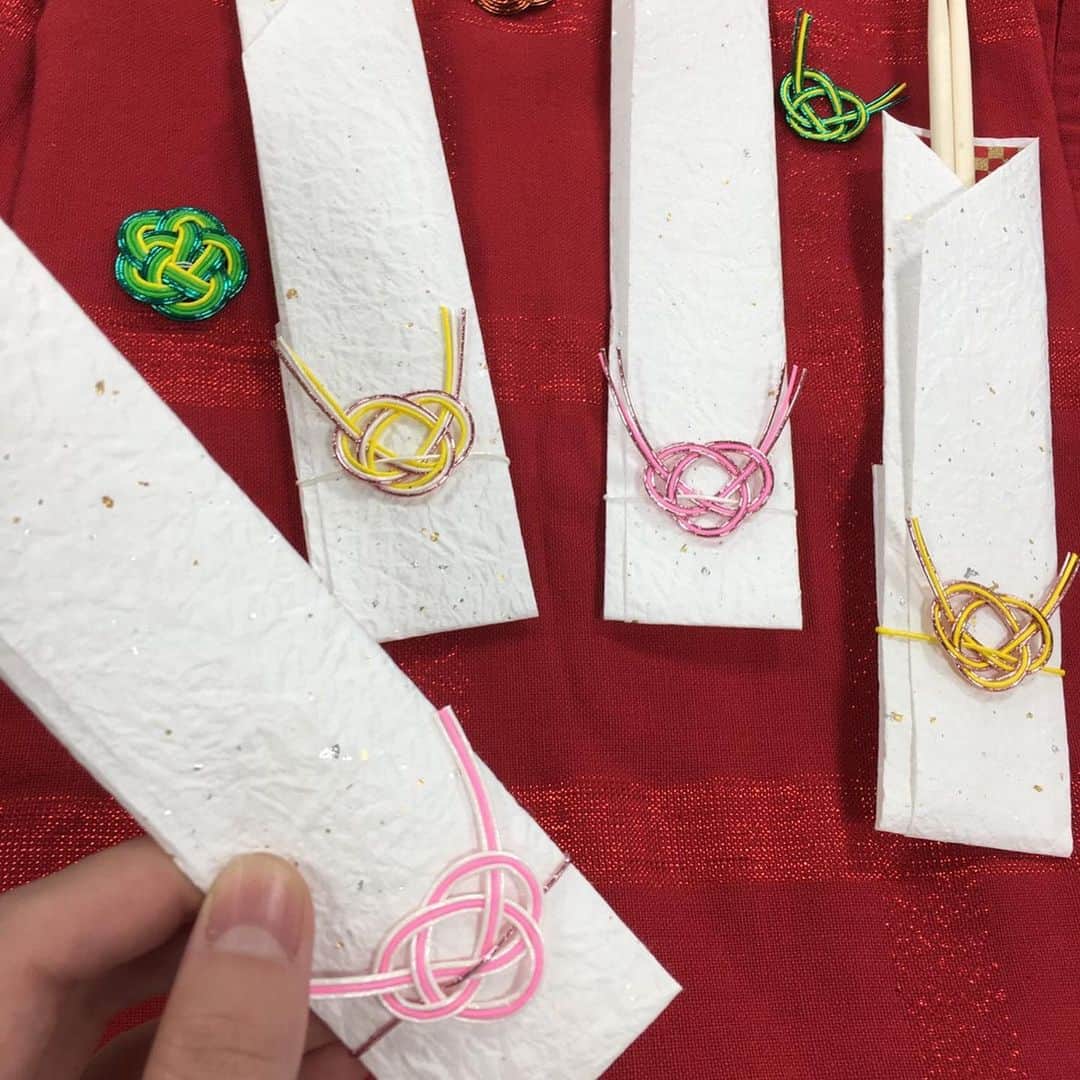 東京ベルエポック製菓調理専門学校さんのインスタグラム写真 - (東京ベルエポック製菓調理専門学校Instagram)「調理師科2年生日本料理コース🐟 特別授業でテーブルコーディネートのお仕事をされている中江利会子先生にお越し頂き、水引きを使って淡路結びと梅結びを作り、箸置きと箸袋を作りました。  色のバランスを考え、みんな悪戦苦闘しながらも楽しく綺麗な作品が出来上がりました‼️ #水引 #調理師科 #日本料理コース #淡路結び #梅結び」7月11日 9時44分 - belleseika