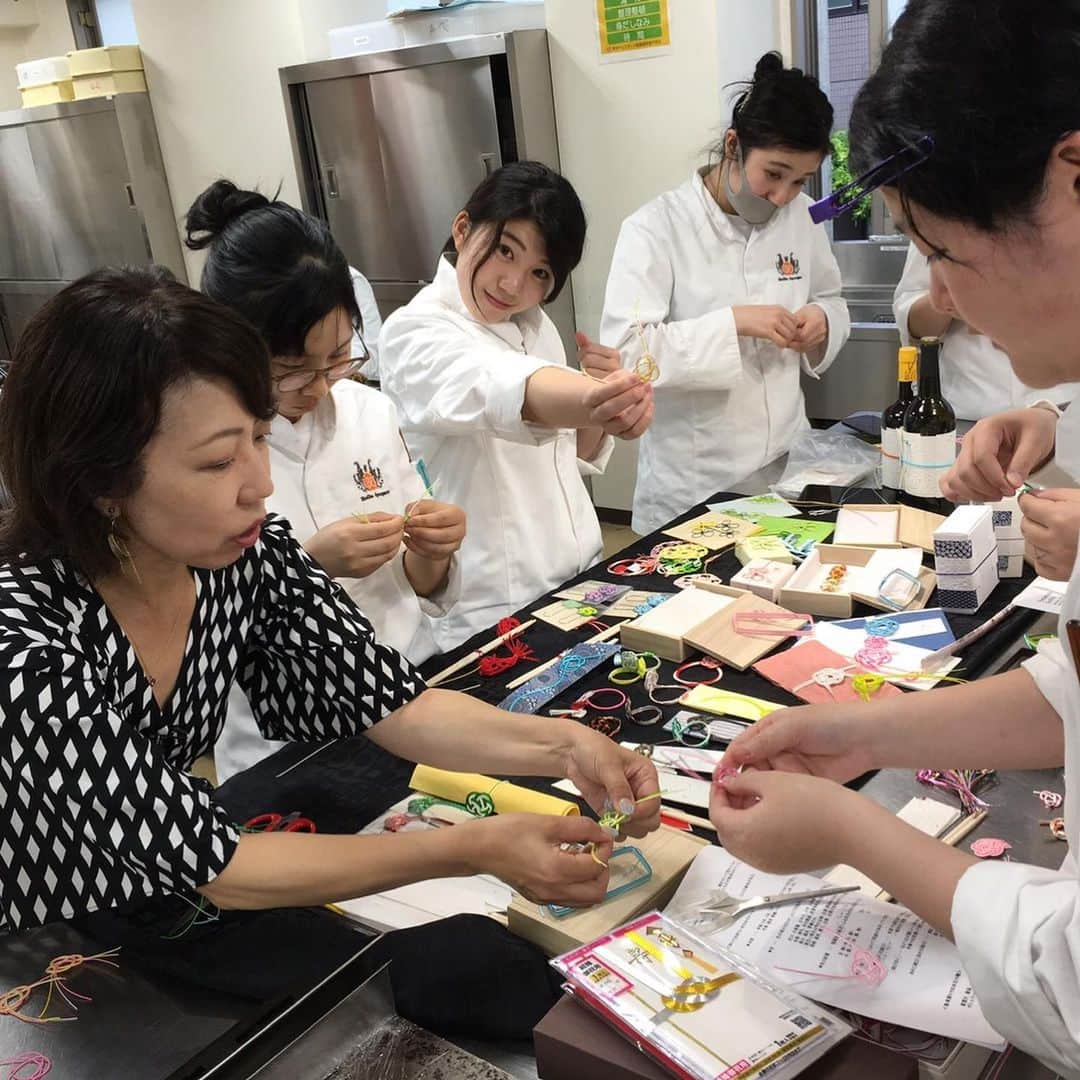 東京ベルエポック製菓調理専門学校さんのインスタグラム写真 - (東京ベルエポック製菓調理専門学校Instagram)「調理師科2年生日本料理コース🐟 特別授業でテーブルコーディネートのお仕事をされている中江利会子先生にお越し頂き、水引きを使って淡路結びと梅結びを作り、箸置きと箸袋を作りました。  色のバランスを考え、みんな悪戦苦闘しながらも楽しく綺麗な作品が出来上がりました‼️ #水引 #調理師科 #日本料理コース #淡路結び #梅結び」7月11日 9時44分 - belleseika