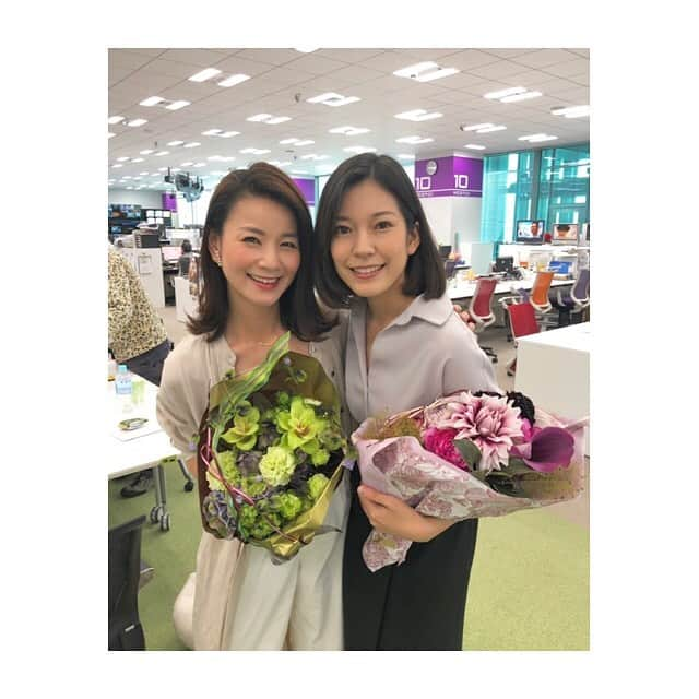 秋元玲奈さんのインスタグラム写真 - (秋元玲奈Instagram)「今週のモーサテは毎日新人アナウンサーが日替わりで登場しています☀️😊今日は昨日に引き続き池谷美悠アナウンサーでした❗️ スタジオ内がフレッシュな空気に包まれました^_^  そして、番組終了後 今日がお誕生日の西野アナウンサーと共に私まで誕生日をお祝いしていただきました☺️ お洒落なブーケまで💐🥰 ありがとうございます❗️☺️ #モーサテ #モーニングサテライト #西野志海アナウンサー #ハッピーバースデー🎉 #新人アナウンサー #池谷美悠アナウンサー #佐々木明子アナウンサー #矢内雄一郎アナウンサー #モーサテファミリー」7月11日 9時38分 - rena_akimoto