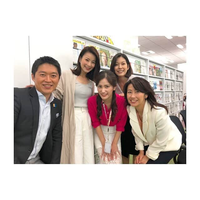 秋元玲奈さんのインスタグラム写真 - (秋元玲奈Instagram)「今週のモーサテは毎日新人アナウンサーが日替わりで登場しています☀️😊今日は昨日に引き続き池谷美悠アナウンサーでした❗️ スタジオ内がフレッシュな空気に包まれました^_^  そして、番組終了後 今日がお誕生日の西野アナウンサーと共に私まで誕生日をお祝いしていただきました☺️ お洒落なブーケまで💐🥰 ありがとうございます❗️☺️ #モーサテ #モーニングサテライト #西野志海アナウンサー #ハッピーバースデー🎉 #新人アナウンサー #池谷美悠アナウンサー #佐々木明子アナウンサー #矢内雄一郎アナウンサー #モーサテファミリー」7月11日 9時38分 - rena_akimoto