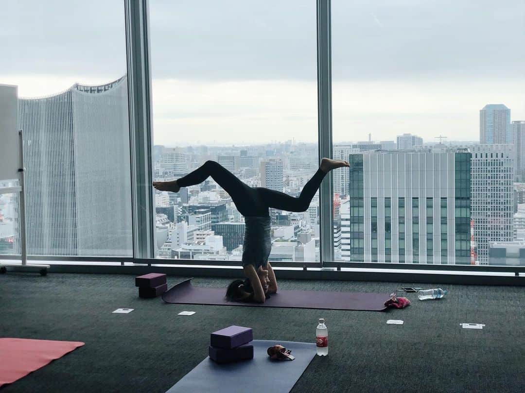大橋菜央さんのインスタグラム写真 - (大橋菜央Instagram)「Morning yoga looking over Tokyo city🧘‍♀️ . . . 会社での朝ヨガ♡ 今朝のお部屋は前回の反対方向なので八重洲側の街🏙 . 京橋エドグランで早朝から頑張ってる 窓拭きゴンドラのおじさんたちを見つめながら👀 . 街並みを背景に美しすぎるポーズを決めているのは いつもお世話になっている @uco_yossie 先生🌿 . 今回のチャレンジポーズは Half moon poseでした🌓 . . . #yoga #morningyoga #halfmoonpose  #ヨガ部 #朝ヨガ #朝活 #yogastyle #yogalife #officeyoga #部活動 #ヨギーサンクチュアリ #マンドゥカ #yogadesignlab #naoliving_yoga」7月11日 9時54分 - naoliving