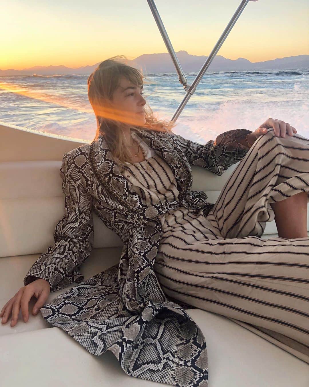アシュリー・ハートのインスタグラム：「Reflecting on perfect moments.. Traveling in style, being kissed by the morning sky... Ok maybe I’m having a little case of a holiday come down 🙃😉」