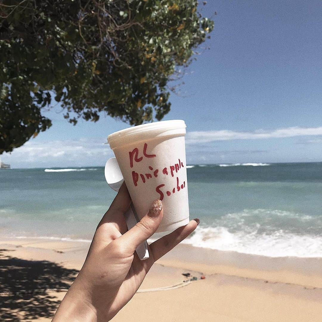 のインスタグラム：「人気のシャーベット♡ビーチで食べようと思ったんだけどビーチに着く前に食べ終わってしまった😝 _ _ _ #michika_trip #旅行 #海外旅行 #ハワイ #ハワイ旅行 #hawaii #하와이 #하와이여행 #tabippo #tabijo #女子旅 #여행스타그램 #여행에미치다 #ワイキキ #タビジョ #ホノルル #ハワイカフェ #hawaiifood」