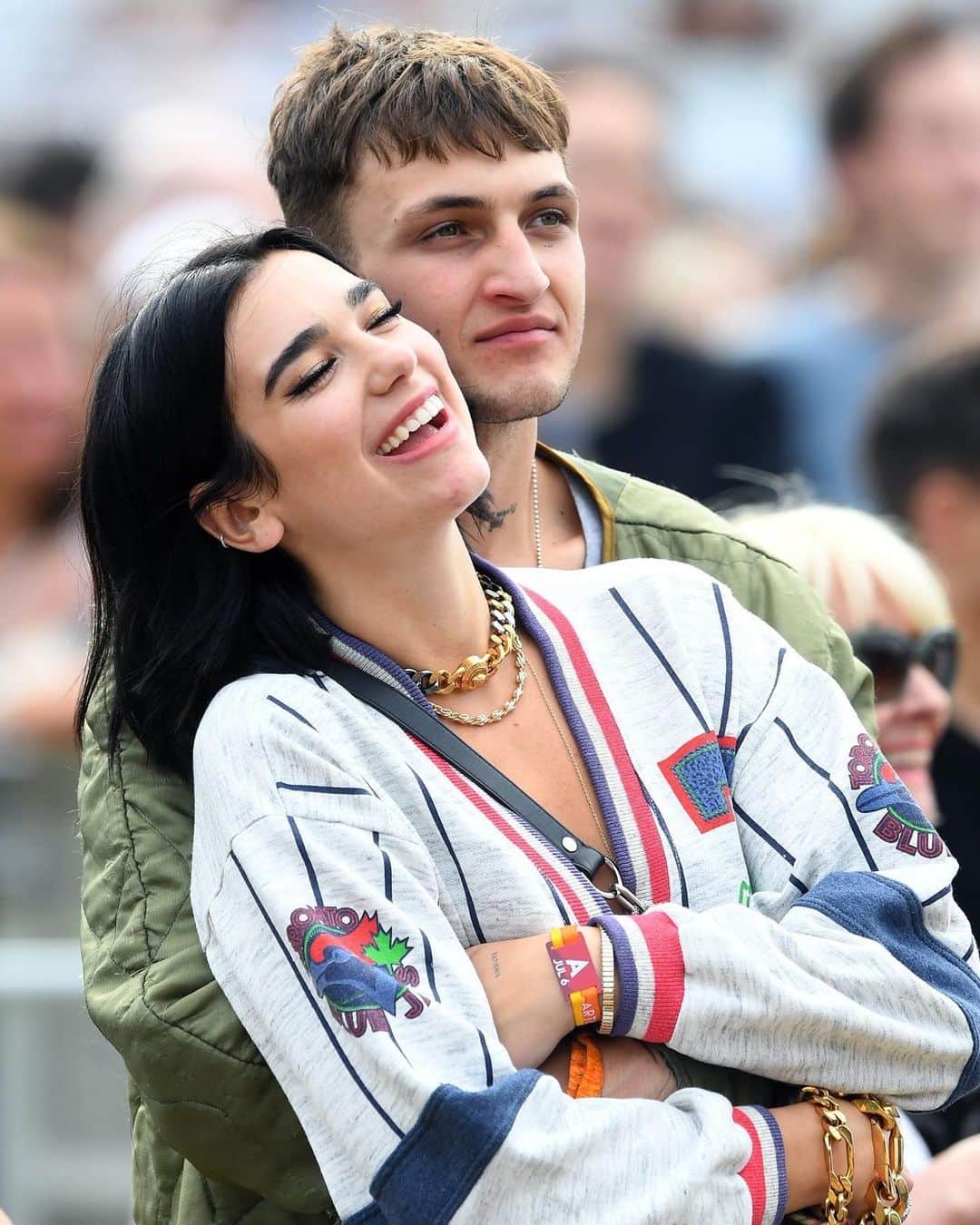 Teen Vogueさんのインスタグラム写真 - (Teen VogueInstagram)「I loooove an effortless festival 'fit but hey— wait a second.. is that @dualipa and @anwarhadid? 😍 (link in bio)」7月11日 10時01分 - teenvogue