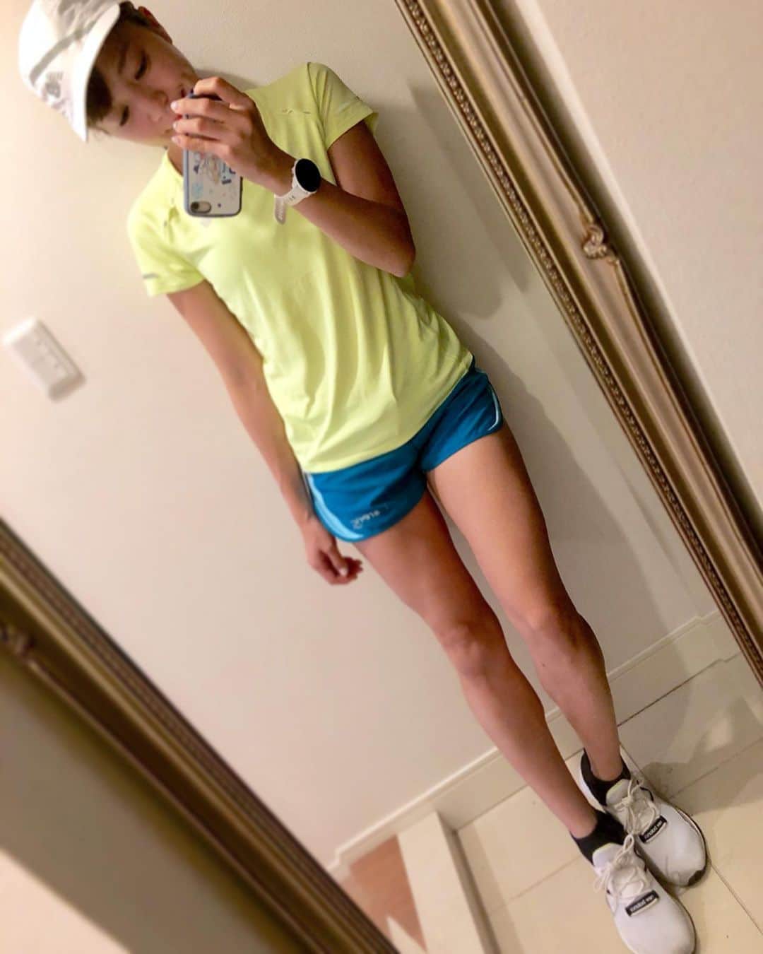 鈴木莉紗さんのインスタグラム写真 - (鈴木莉紗Instagram)「今朝は出勤前に20kmジョグ🏃‍♀️💨 ところでGarminユーザーの皆さま、#トレーニングステータス 機能は有効活用してますか？ これは日々のトレーニングによって現状のフィットネスレベルやパフォーマンスの変化を教えてくれるもの。 実は西湖ロードレースのあとに風邪をこじらせて、走るのを休まざるを得なかったんです。 レースの直前に#アンプロダクティブ と表示されていたので「カラダは疲れているよ！気をつけて！」と時計が教えてくれたのに、あんまり気にしなかったことによって体調を崩してしまいました。 この経験から、トレーニングステータスの表示は侮れないなぁと痛感😅 自分のことは自分が1番わかってないのかも😂 レースに向けてのピーキングは非常に難しいので、客観視するツールとして大変オススメです。 この機能は付いていないものもあるので、購入する際の参考にしてみてはいかがでしょうか？ #GARMIN湘南国際マラソンアンバサダー #garmin #ガーミン#foreathlete245music #garminforeathlete #running #ランニング #マラソン #runningshoes #freshfoamroav #莉紗runコーデ」7月11日 10時09分 - suzuki__lisa