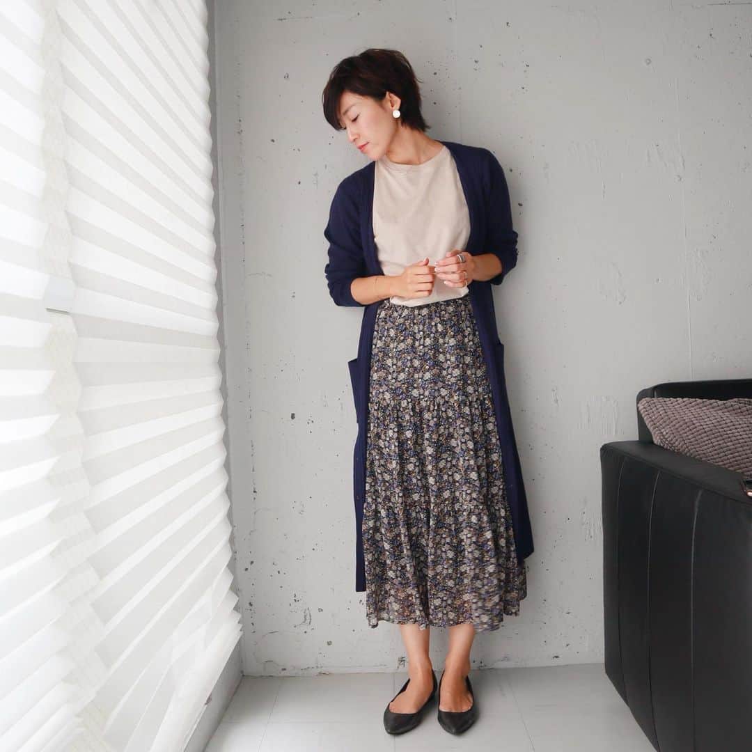 Yukarisuminoさんのインスタグラム写真 - (YukarisuminoInstagram)「#ネイビーコーデ してみました♡ ベージュとネイビーは相性が良い♫ ユニクロのノースリーブはハリがあって気に入ってます。 スカートは、小花柄も寒色系だとラブリーにならないしまむらの戦利品（笑） . トップス @uniqlo #マーセライズコットンt  スカート @grshimamura  パンプス カーディガン @styledeli_official .  #アラフォーママ #アラフォーファッション #ママファッションプチプラ #ママスタイル #ママさんと繋がりたい #ママスタグラム #ワーキングママ #コーディネート #アラフォーコーディネート #アラフォーママコーデ #コーデ女子 #locari #jマダムのおしゃれ #レスブリス #夏コーデ #小学生ママ #ロングカーディガン #プチプラコーデ #yonnieコラボ」7月11日 10時12分 - yukarisumino