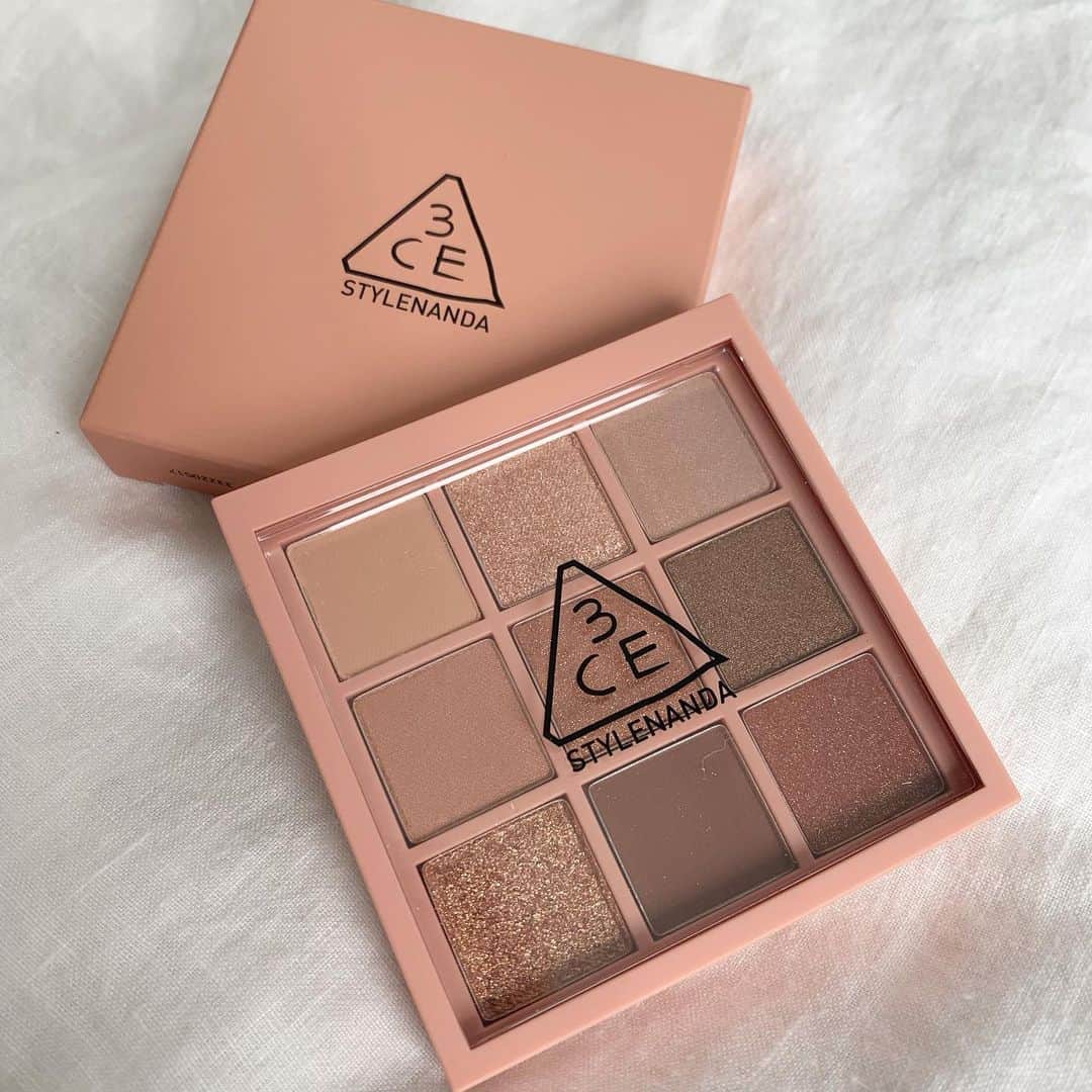 ryuu79hinaのインスタグラム：「#韓国コスメ ・ ・ #3ceeyeshadow  #overtake  可愛い❤️ 発色も綺麗だしどのこも使える💯✨ ・ ・ ・ -----------------------------------」