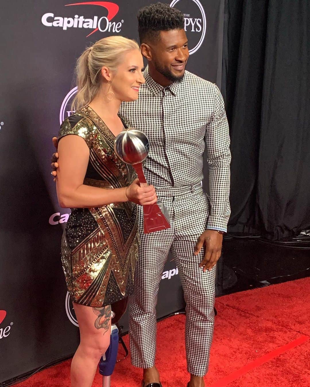 アメリカン・ブロードキャスティング・カンパニーのインスタグラム：「Pat Tillman Service Award Winner @kirstie_ennis with presenter @usher #ESPYS」