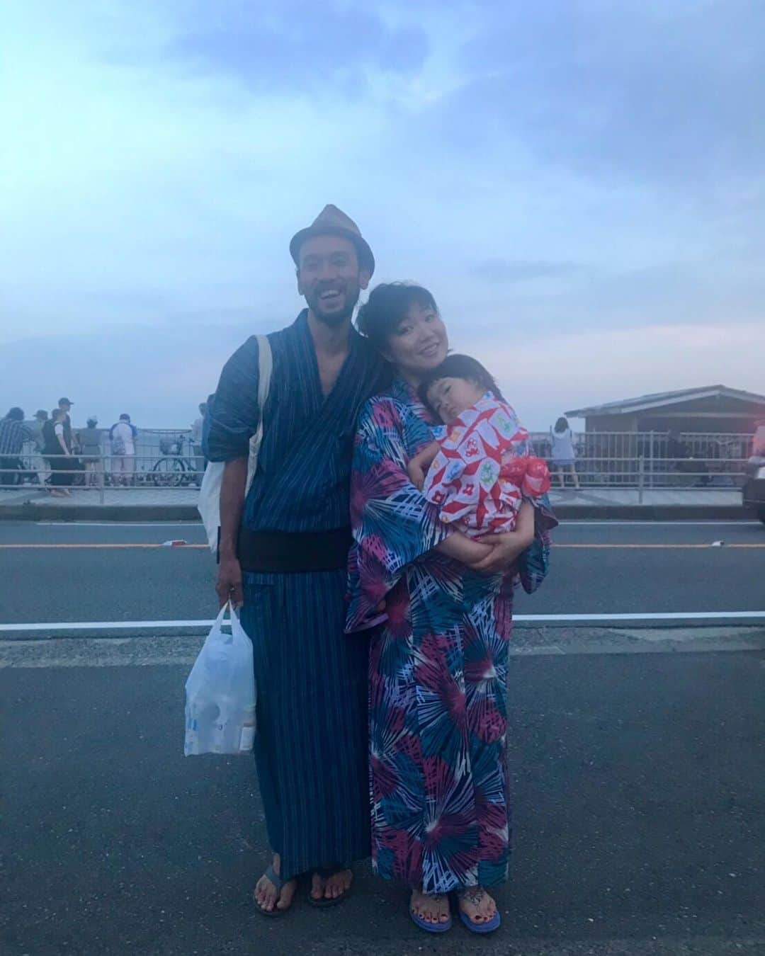 有坂美香のインスタグラム：「何年振り？に旦那さんも私も夜お仕事入ってなかったので、みんなで浴衣着て花火大会へ🎆  @nina.0127.0127 @hurricanemino  お邪魔しました♫ ありがとうございました😊  @yumind_saito  写真撮ってくれてありがとう😊  #足元ビーサン #だいたいビーサン  #鎌倉あるある  #鎌倉花火大会2019  #浴衣 #家族で浴衣👘  #ツルピカタマゴちゃん  #コスガツヨシ #有坂美香」