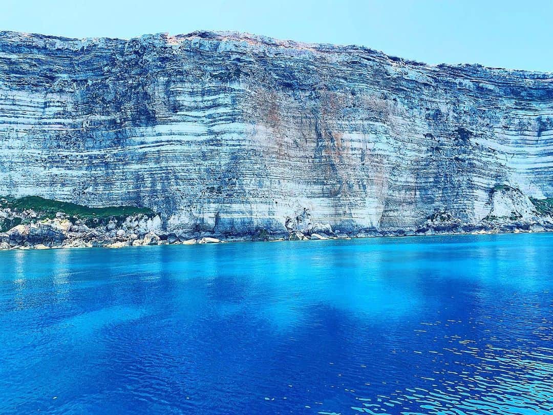 西内ひろさんのインスタグラム写真 - (西内ひろInstagram)「長い月日をかけて積み上げて出来た。 落石からまた緑が生えて、また積み上げて行く。人も自然も積み重なって深みがあるものの方がミステリアスで好き🏝こんな綺麗な自然、守っていきたいね🕊🕊🕊✨ 一番アフリカに近いイタリアの島🇮🇹"Lampedusa"🌴 #lampedusa  #ocean #stratum  #イタリア #南イタリア #ランペドゥーザ #楽園 #地層 #海 #島 #リゾート島 #西内ひろのオススメ旅」7月11日 10時22分 - 0214hiro