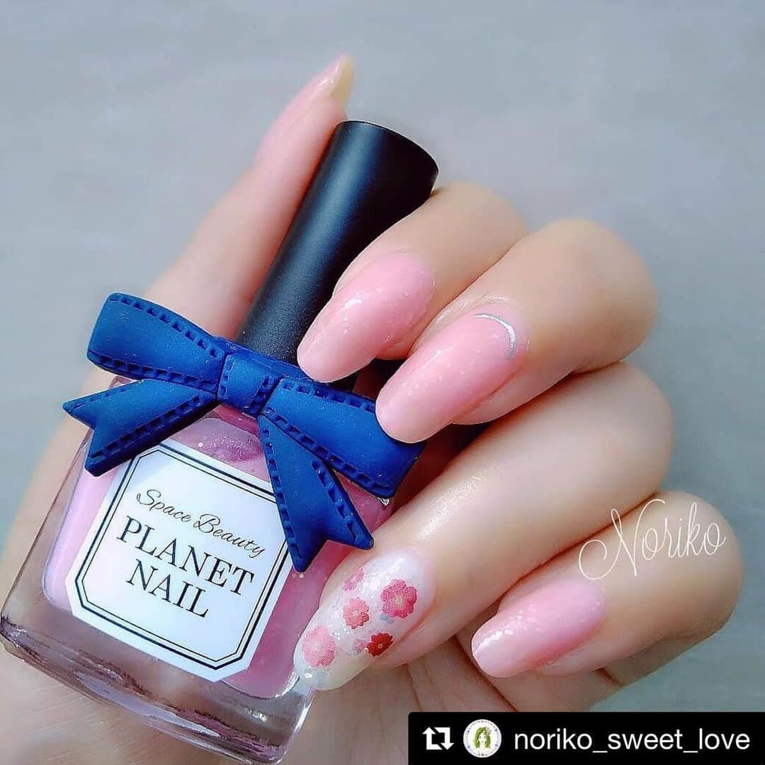 【PLANET NAIL（プラネット ネイル）】公式さんのインスタグラム写真 - (【PLANET NAIL（プラネット ネイル）】公式Instagram)「@noriko_sweet_love さん PLANET NAIL Basic Line PLB04 #アステリズムの悪戯 を使用したネイルアレンジのご紹介ありがとうございます💅 ・ #Repost @noriko_sweet_love with @get_repost ・・・ PLANET NAIL、デビューしました(*ﾟ∀ﾟ)💕 キラキラ感が写真ではなかなか伝わらなくて残念です✨ ✢薬指以外　PLANET NAIL  04 アステリズムの悪戯 ✢薬指　スキューズミーグロッシーミルクコート、PLANET NAIL 01 一等星の使命  #ネイル#セルフネイル#ポリッシュ#ポリッシュネイル#ネイルカラー#マニキュア#フラワーネイル#お花ネイル#押し花ネイル#ピンクネイル#ラメネイル#ラメ#ホログラムネイル#ホログラム#キラキラネイル#大人可愛いネイル#しずくネイルシール#しずくネイルシール6#しずくウォーターネイルシール#グロッシーコート#グロッシーミルクコート#プラネットネイル#セルフネイル部#美甲#指甲#planetnail#planet_jp」7月11日 10時24分 - planet.jp