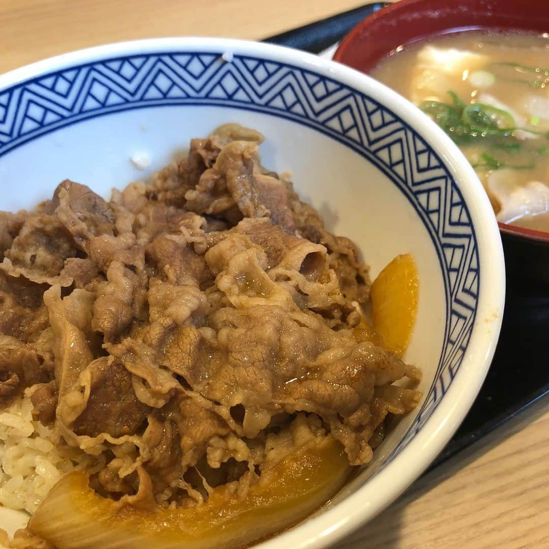 山本華世さんのインスタグラム写真 - (山本華世Instagram)「久々吉牛。美味しかったぁ。 #吉牛 #牛丼 #バータービレッジ#持ちつ持たれつ #情熱#激アツ#発信#インターネットtv #山本カヨ」7月11日 10時27分 - kayo_092