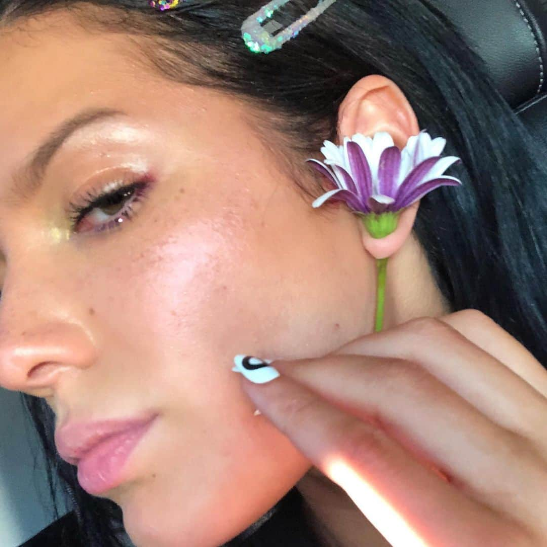 Halseyさんのインスタグラム写真 - (HalseyInstagram)「my mom when I was 15: “ur gonna regret stretching ur ears when ur 24”  me at 24: 👂🏼💐👀」7月11日 10時29分 - iamhalsey