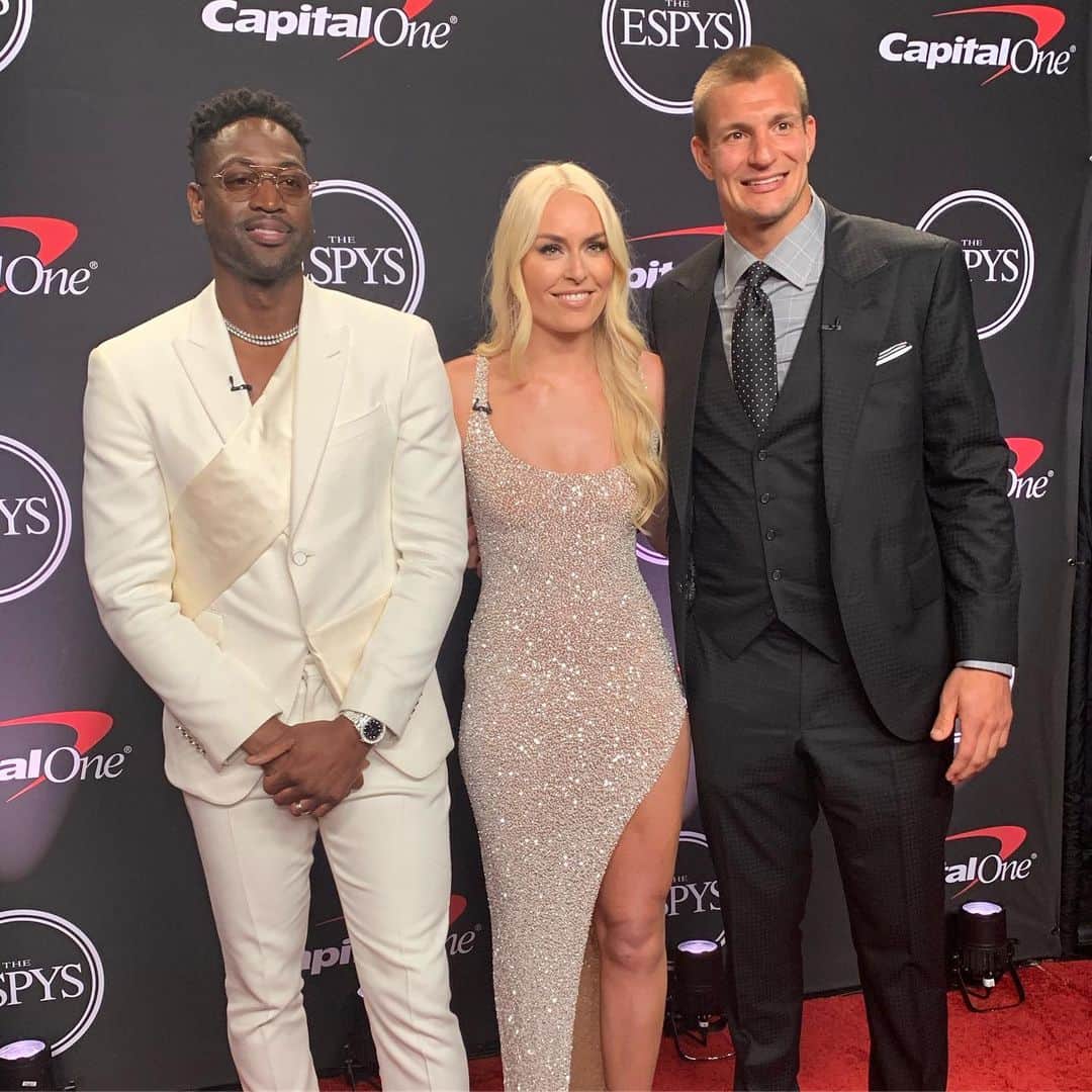 アメリカン・ブロードキャスティング・カンパニーのインスタグラム：「It’s all love as @dwyanewade @lindseyvonn and @gronk share the #ESPY for Best Moment! ➡️ #ESPYS」