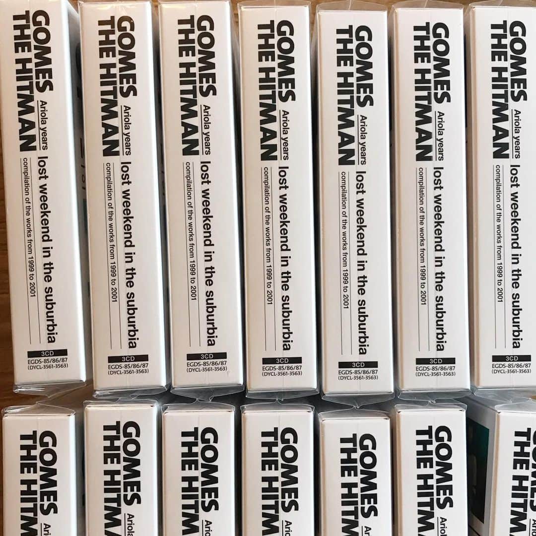 山田稔明さんのインスタグラム写真 - (山田稔明Instagram)「GOMES THE HITMANデビュー20周年記念3枚組CDボックス『Ariola years』素敵に仕上がってきました。わー、宝箱のよう。今週末13日からのツアーで販売します。しばらくはライブ会場とブリッジinc通販のみでの販売となります。 #gomesthehitman」7月11日 10時35分 - toshiakiyamada