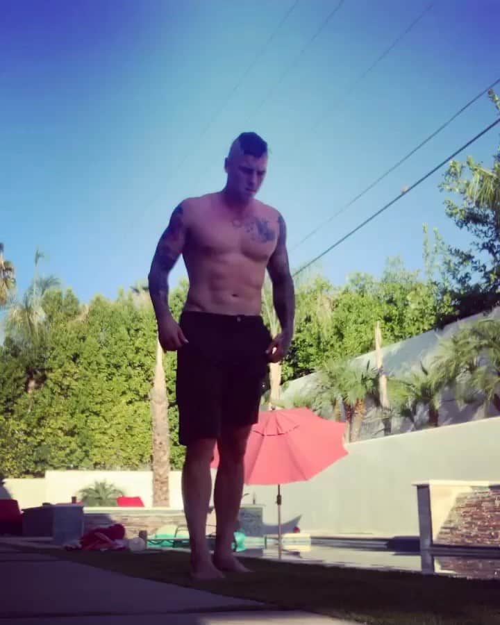 ザッキー・ヴェンジェンスのインスタグラム：「There’s a first time for everything, including your mom. 😂🌴💪🏻🎸#supermanburpees  #watchoutmoms #fitness #abs #tattoos #dadjokes #noshirt #noshoes #poolside #california #palmdesert #jumphigh #newrecord #alltimelow #musician」