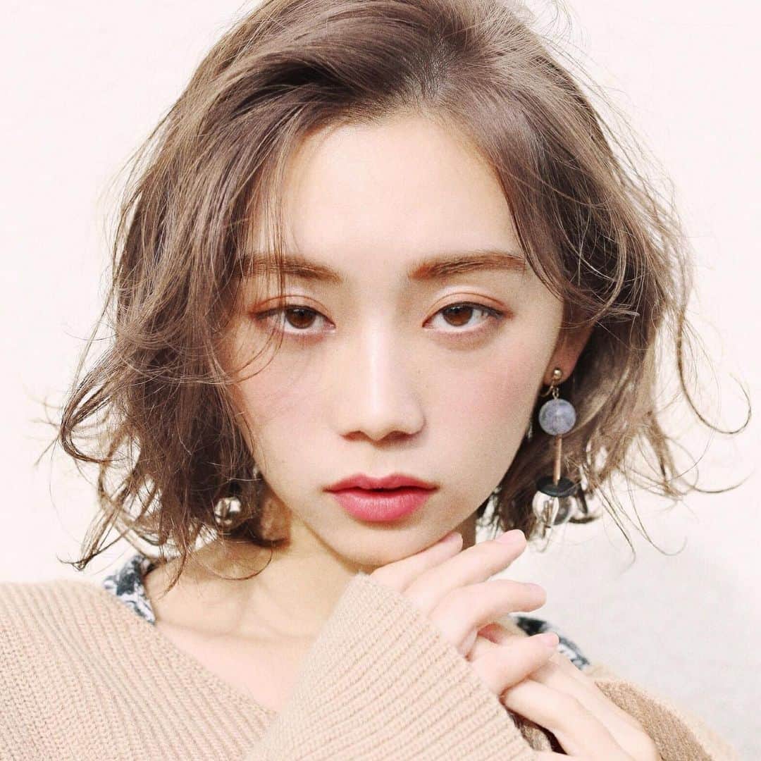 渡部幸也のインスタグラム：「湿気や汗で髪の毛がうまくまとまらない時期は、くせ毛やパーマかけて無造作に仕上げるのもオススメです🙆‍♂️ 昨日は大きなスタジオでたくさんのスタッフさん達と朝早くから終日ヘアメイクのお仕事に行ってきました💄 撮影は凄くスムーズに行われ、気がつけばあっという間の時間でした✨ ちなみに本日もヘアメイク業の為にサロンには出勤出来ないので、また明日から皆様のご予約、お待ちしています✂︎ ちなみに明日から15日まではご予約が埋まりはじめていますので、今のところ14日の日曜日が比較的ご予約取りやすいかと思います🙏 よろしくお願いします🙇  #ヘアスタイル #ヘア #髪型 #ヘアカタログ #ヘアセット #ヘアアレンジ #パーマ #カラー #ヘアカラー #hair #恵比寿美容院 #代官山美容室 #代官山美容院 #美容学生 #サロン #中目黒美容室 #中目黒美容院 #恵比寿美容室 #サロンモデル #中目黒ランチ #恵比寿ランチ #hpb_hair #中目黒 #代官山 #恵比寿 #渋谷 #ar_magazine #murua #emoda #amerivintage」