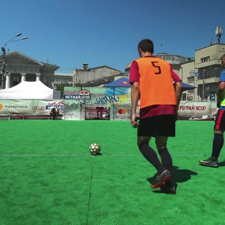 レッドブルのインスタグラム：「Teams from all around the globe will battle it out this week in Brazil at the @redbullneymarjrsfive World Finals - watch all of the action on Red Bull TV this Saturday! @neymarjr #redbull #givesyouwings #football #soccer #fiveaside」