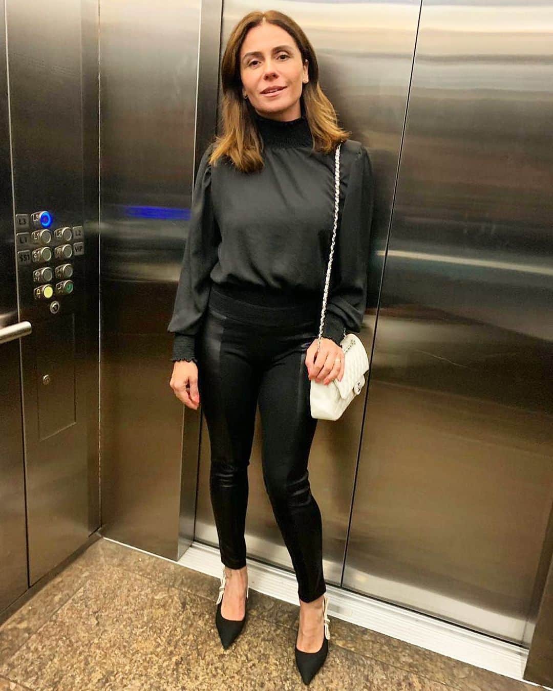 Giovanna Antonelliのインスタグラム：「‘ Lookinho ‘elevador!!! Rsrs #blackandwhite #deontem 🖤」
