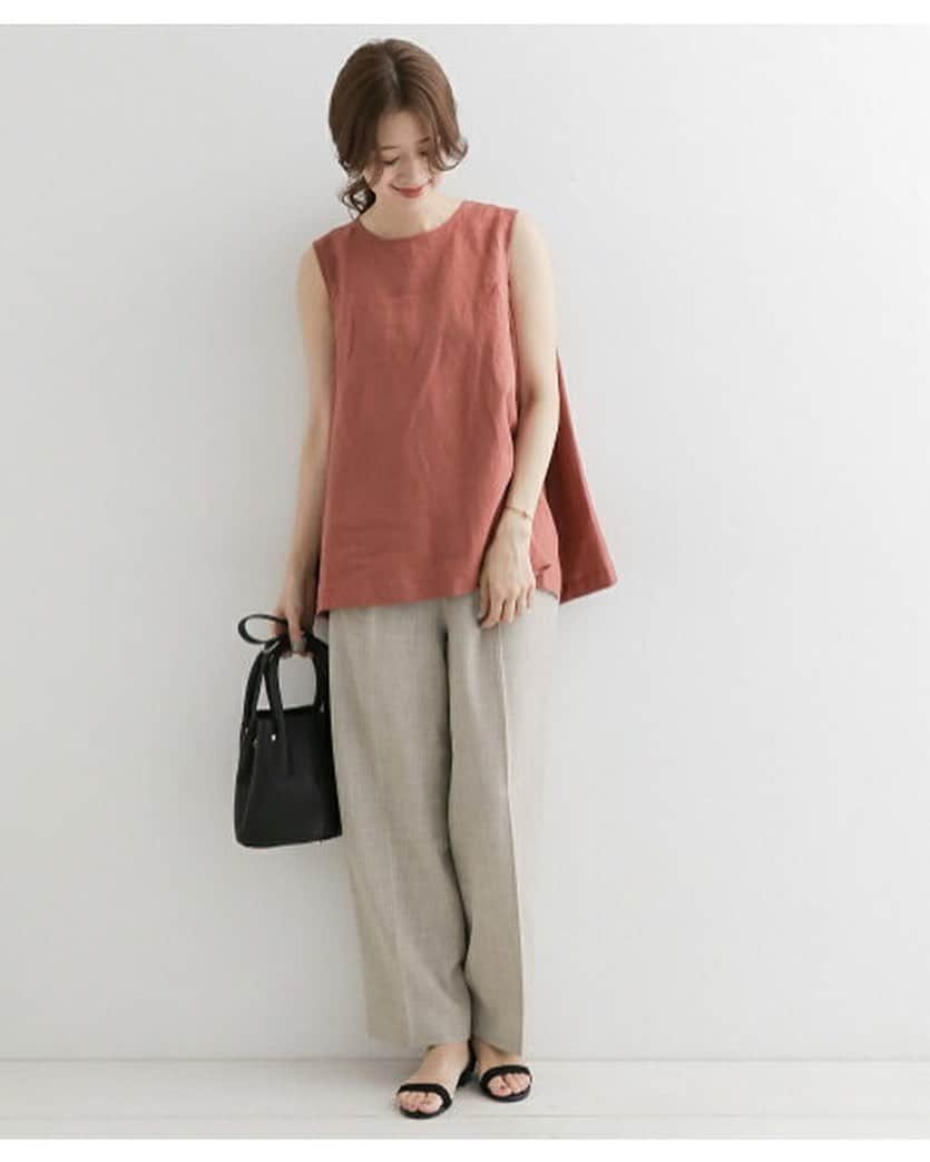 のインスタグラム：「.⁣ ----------------------------------------------⁣ リネンノースリーブタックブラウス⁣ URBAN RESEARCH DOORS⁣ 送料無料⁣ ----------------------------------------------⁣ .⁣ サイドにタックが入った、程よいボリューム感のリネンブラウス🌹⁣ Aラインのシルエットが女性らしい雰囲気を演出してくれます♪⁣ ⁣ 袖はスッキリとノースリーブに、⁣ フロントはシンプルに仕立てることでどんなスタイリングにもマッチ◎⁣ 腰にかかるチュニック丈で今年のトレンド感も取り入れられます✨⁣ ⁣ 透け感と風合いの出る生地は、しなやかで着心地良く、⁣ 汗ばむ夏でも涼しげに着れるのでこれからの季節に重宝しますよ☆⁣ .⁣ #楽天ブランドアベニュー #楽天 #rakuten #rakutenbrandavenue #URBANRESEARCHDOORS #URBANRESEARCH #アーバンリサーチドアーズ #アーバンリサーチ #コーデ #コーディネート #ファッション #夏服コーデ #今日のコーデ #きょコ #お洒落さんと繋がりたい #服好きな人と繋がりたい #fashion #coordinate #style #ootd #きれいめカジュアル #大人カジュアル #きれいめコーデ #カジュアルコーデ #シャツ #ブラウス #リネン #shirt #blouse #linen」