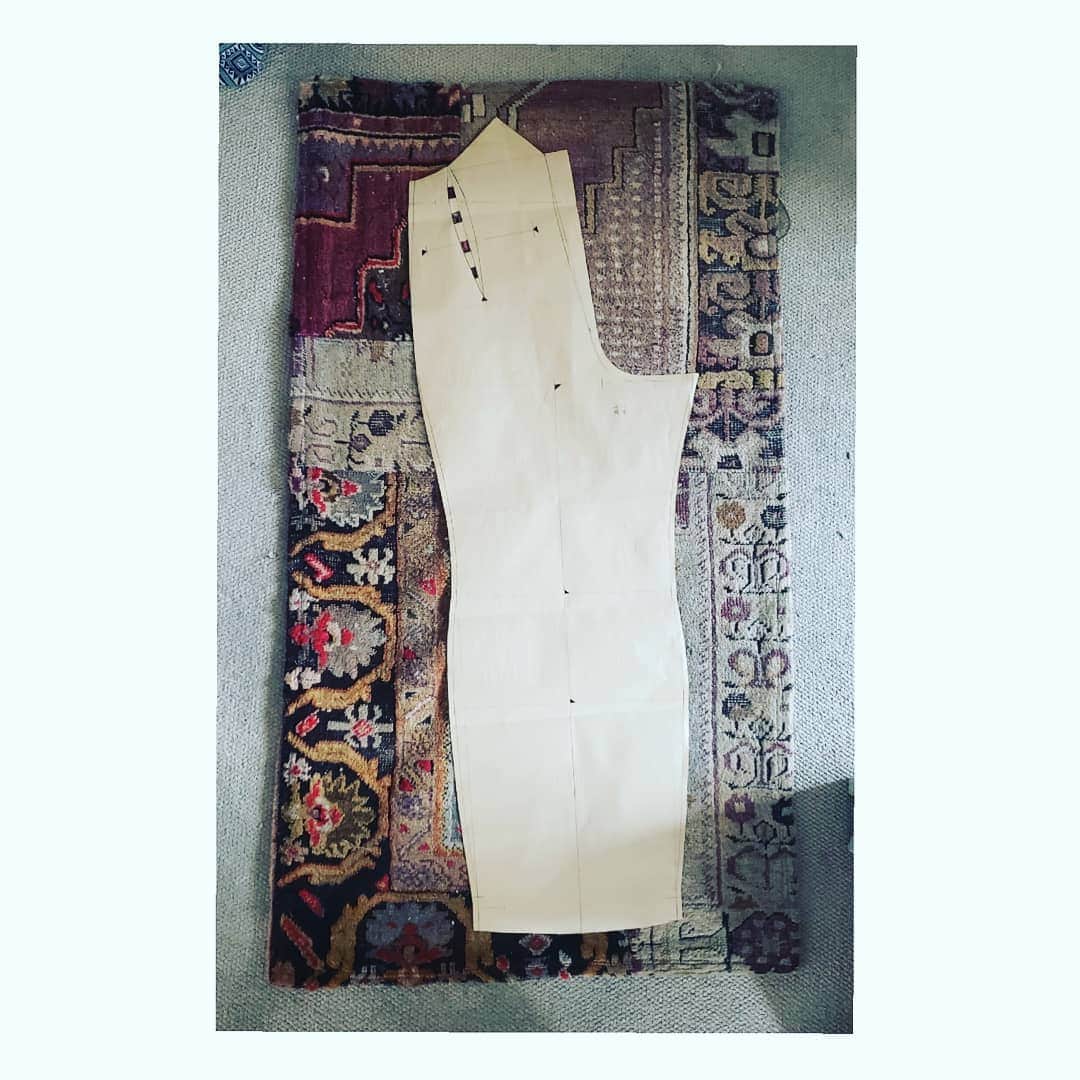 信國太志のインスタグラム：「Process no.1 Cutting trousers pattern #suitsformrf @nobbyfjmt 氏に依頼されたスーツを御本人にレポートしますとお伝えしましたがジャーナル風に投稿させて頂きます。 最初の型紙。オックスフォードバッグス風トラウザーズ。ヒップから脹ら脛。生地もまだ届かない。」