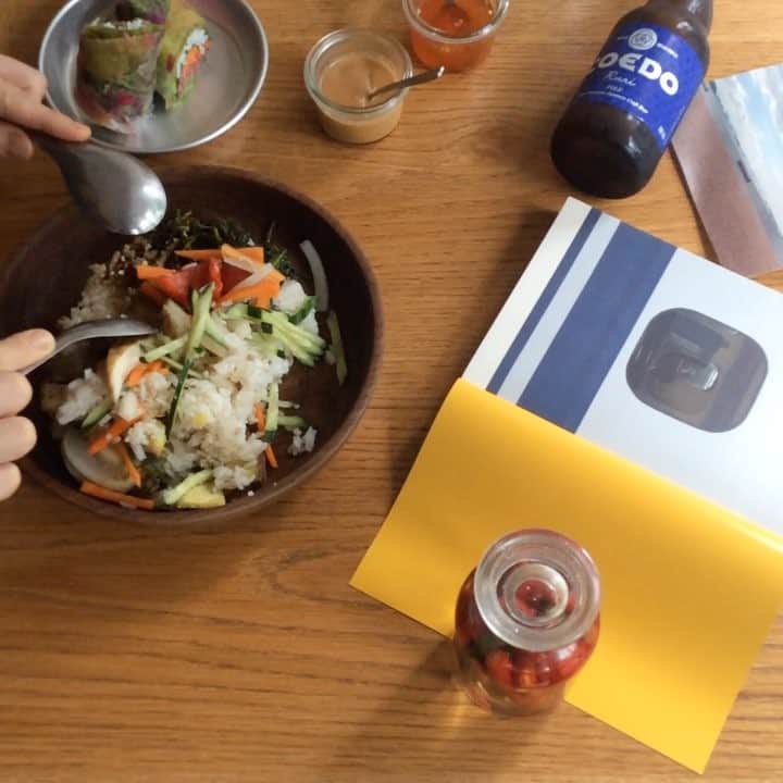 のインスタグラム：「hot parasol(tiny chile) are diving into the 'awa-mori ' 🌶🌶 こんにちは。 愛知県から届いた小さな唐辛子を琉球の古酒 泡盛と京の千鳥酢に漬け込んでみました。8月にかけて ゆっくり、じんわりと旨みを引き出します。 本日のおすすめは 「4種(帆立/浅蜊/🦐/🦑)の魚介のフォー」「有機野菜のブン 細麺甘酢ダレ 冷/太麺お醤油ダレ 温」「烏賊団子 ヤングコーン 木耳 スナップ豌豆のちゃんぽんのフォー *豆乳スープ仕立て 🏊🏻」「豚ひき肉とレモングラスのピリ辛そぼろごはん ミニスープ付き」「生春巻き お野菜/🦐」「半熟味付き🥚/パクチートッピング」「奄美の黒糖 豆乳 ココナッツのマーラーカオボール」「ginger beer🐩」「coedo cheer beers(ruri/kyara)🍻」です。 comは ここくの麦入りのジャスミンライス、お惣菜、夏野菜を heartbeatにのせて よくmixしてお召し上がり下さいませ。 (to go boxにつめてお持ち帰りもして頂けます、すこし冷めてもジャスミンライスはしっとりしたままなので お夜食にもおすすめです) 本日のお野菜のサマーロールは 長野より 淡い桜貝色と北海道より イエロー 2色のビートルート入りです。 卓上の柑橘は 愛媛 中の島の無農薬檸檬です。 交差点を渡った 小さな小屋 good neighbors fine foodsでも pho321で使用させて頂いている農家さんのお野菜たちが入荷、fine foods labelが 国内外 ゆっくりと時間をかけながら 旅の路うえで見つけた いろ鮮やかなジャムや調味料が すみずみまで並んでおります。 お料理が好きな 大切な方への夏の贈り物にもぴったりです。 本日も🕦よりopen マーラーカオも蒸し上がりました。 どうぞ エネルギーチャージ 休息時間にお立ち寄り下さいませ。 スタッフ一同 🍒🍑🍯」