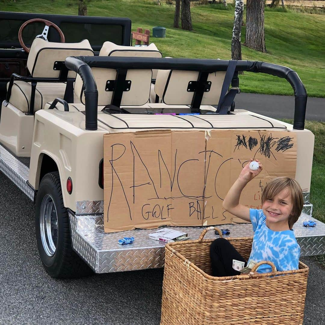 ビル・ランシックのインスタグラム：「My entrepreneur in training!!! Duke Rancic’s Gently used golf ball shop 🏌️ 🏌️‍♀️」