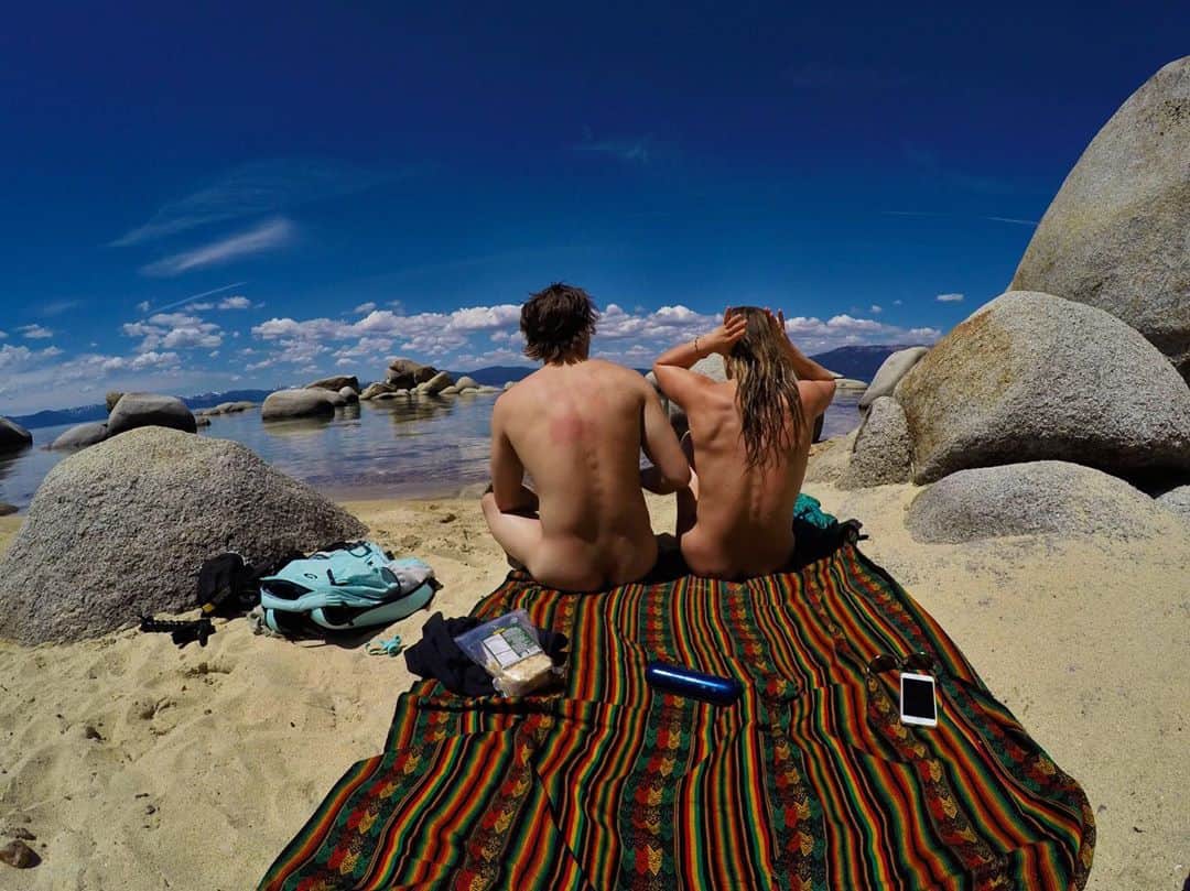 ジェイミー・アンダーソンのインスタグラム：「Heading back to Tahoe for more sun bathing and family time 🙏💙 😊」