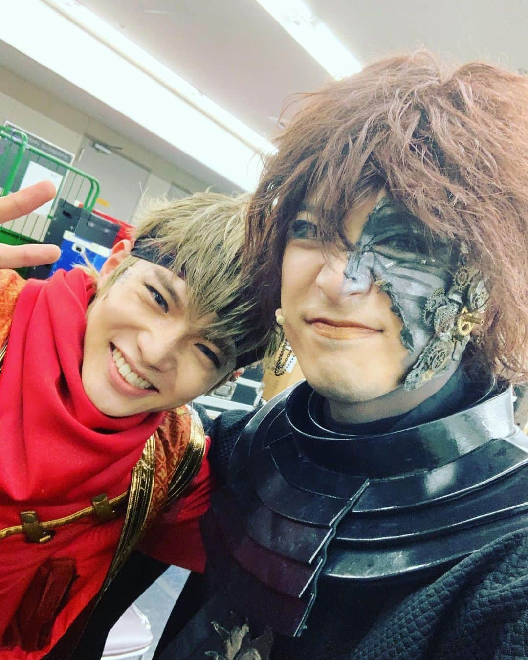 平田裕一郎さんのインスタグラム写真 - (平田裕一郎Instagram)「アーマ想い出ラストです。  やはり最後はこのお2人。  まっすん！！ まっすん全部変顔やん。笑  今回まっすんずっとお茶目で、楽しそうにしてるまっすん見てると嬉しかった。  楽屋では俺と同じぐらいテンション高くて、普段からちょけてる俺と遊んでくれてありがとう。  それなのに、ステージに立つと人が変わるぐらいにビシッと信長。  常に、信長でした。  一歩引いて、カンパニーや大樹を見守るまっすんは、まさに信長でした。  まっすん大好きだぜ！！ そして、我らが大樹。  アーマと雑賀衆は 孫一とともに、、 本当に大樹は みんなに気配り出来て、誰よりも雑賀衆を想ってくれて、 みんなを引っ張ってくれました。  純粋で真っ直ぐで、仲間思い。  大樹、本当に可愛くて、愛おしくて、 守りたいって思ってしまう。 一緒にいたい。 いたら本当に楽しい。 そう思わせてくれるお頭でした。  今回、沢山ご飯も行けて想い出たくさんでした。  大樹、めちゃくちゃ忙しい中、疲れも一切見せずに常に笑顔でした。  マジ尊敬します。  また、集まろうね。  錆色のアーマ。  繋ぐ。  ありがとうございました。  #錆色のアーマ  #佐藤大樹 くん #増田俊樹 くん #佐藤永典 くん」7月11日 11時22分 - yuichiro_hirata