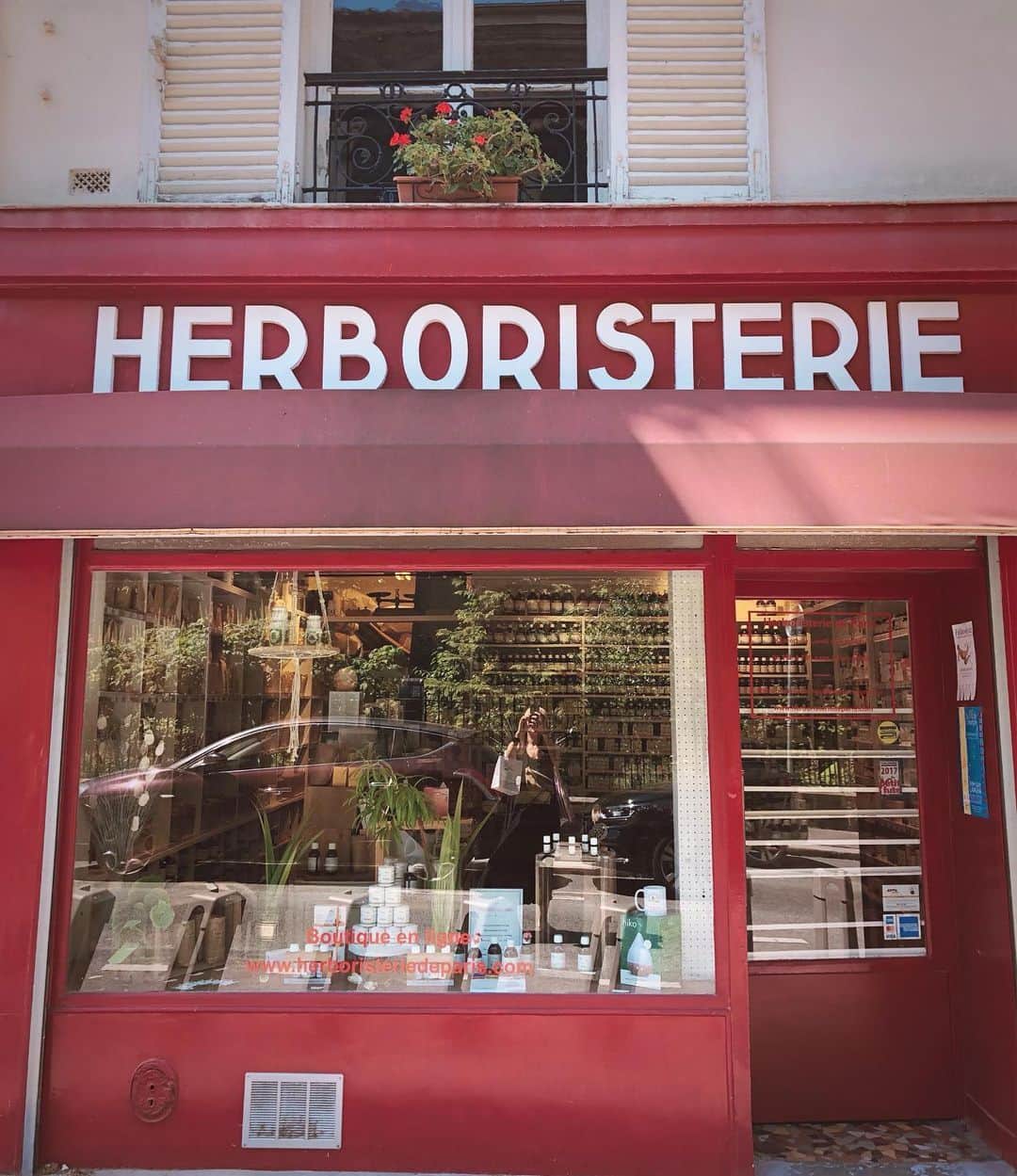 藤崎奈々子さんのインスタグラム写真 - (藤崎奈々子Instagram)「今回のパリへの目的は薬局巡り 自分の体の不調などを説明して ティザンヌやタンチュメールを購入 ・ ここはモンパルナスをお散歩中に見つけた薬局 ・ 赤い外装が可愛い💕 ・ #フランス#パリ#一人旅#フィトテラピー#ハーブティー#エルボリストリ#お散歩」7月11日 11時25分 - nanakofujisaki