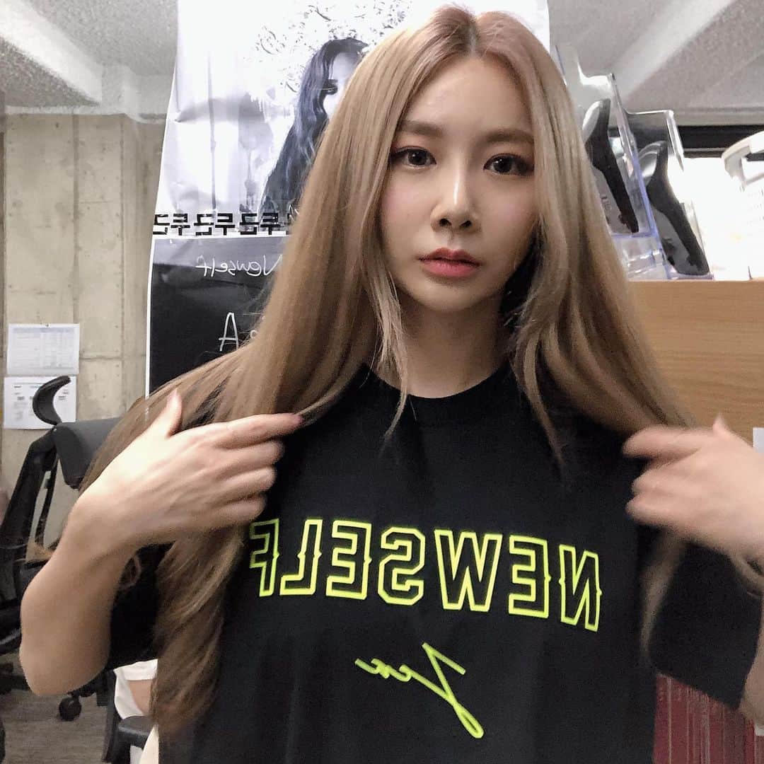 のインスタグラム：「제아가 만든 Newself 티셔츠 !! 트위터(@officialBEG),페이스북(제아 JeA)이벤트중이니 꼭 당첨되셔서 이쁜티셔츠받으세요!! 정말 면도 너무좋고 예쁨!! #newself #제아티셔츠」