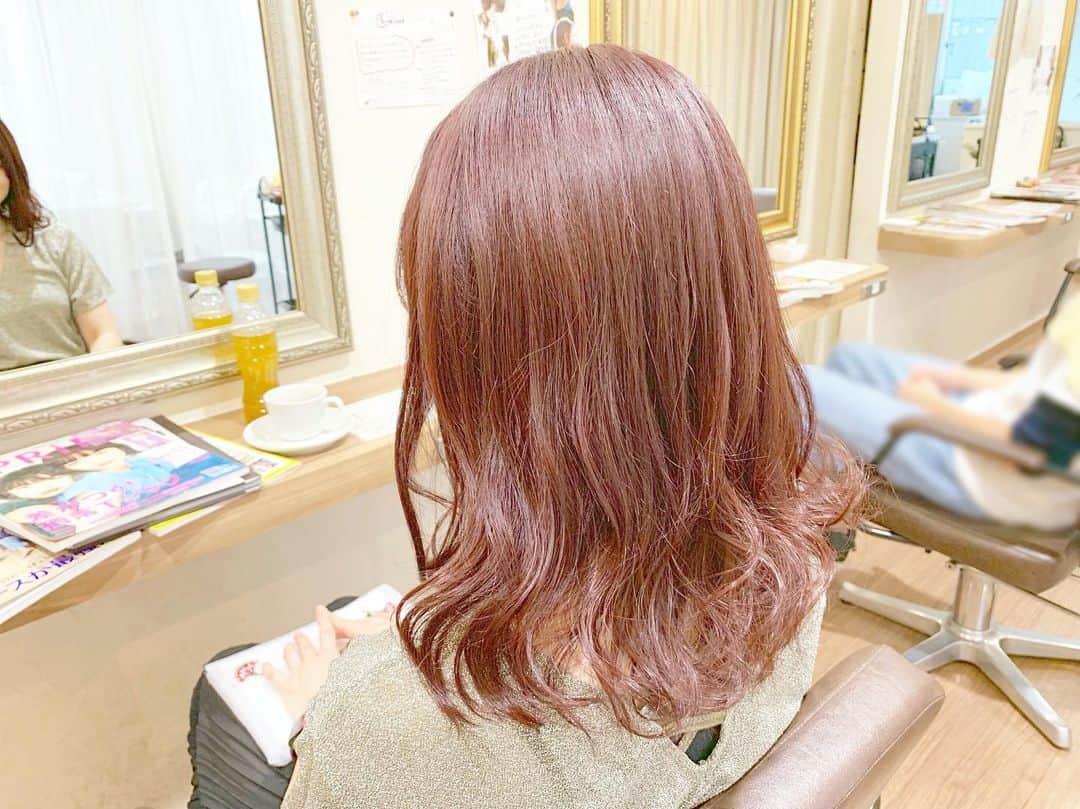 綾瀬麗奈さんのインスタグラム写真 - (綾瀬麗奈Instagram)「🙂💐 . . やっといけたよ〜🥺🌸 precious hair さん いつもありがとうございます！ 写真だと明るく見えるけど、 かなーり、、暗くなりました🥺 赤もいれてもらったので、 光にあたると赤っぽくなるよん。 前髪も少しずつのびてきて嬉しい限り🤤 また次回もよろしくお願いします！ . . . #プレシャスヘア #precioushair #プレシャスヘア名駅 #美容院 #hairsalon #名駅美容院 #名古屋駅美容院 #国際センター美容院 . #japanesegirl #idol #nagoya #japan🇯🇵 #instagood #followme #名古屋アイドル #御朱印ガール #荒野行動女子 #トレーニング女子 #りんご飴 #ディズニー」7月11日 11時36分 - ayasereina
