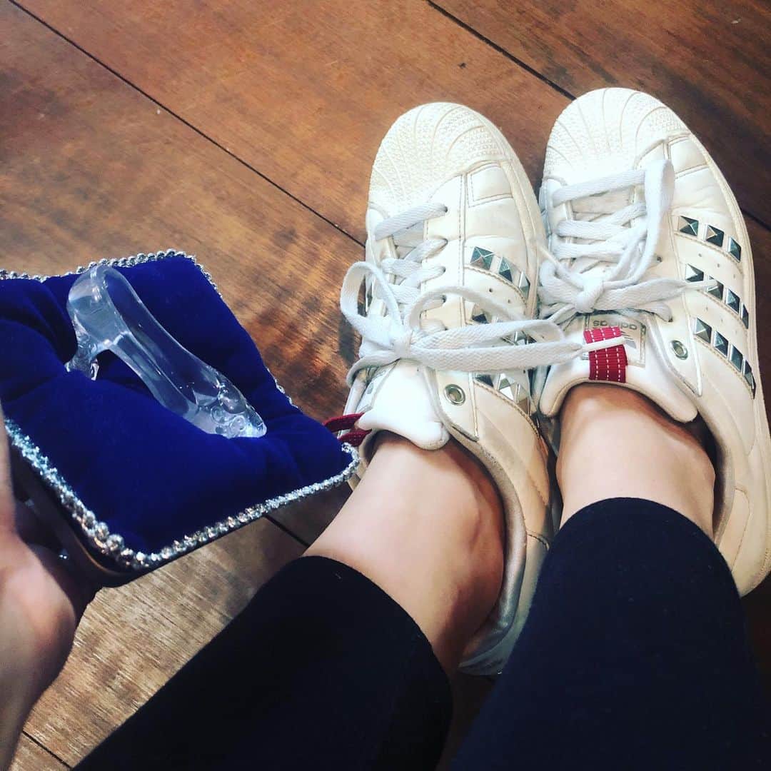 LOVEのインスタグラム：「本日のシンデレラシューズ。 Addidas!  綾小路翔さんモデルだぞ😎 ...と思って長年はいてたつもりが ふと検索したらどこ探しても確かな情報が出てこない...まさか？違う？まさかの？翔さんモデルじゃないとか！？まじで？いや？そうだよね？  答え:合ってた！！あああ良かった！！笑」