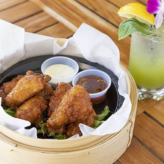 Trump Waikikiさんのインスタグラム写真 - (Trump WaikikiInstagram)「At the Infinity Pool and it’s time to enjoy a refreshing basil lemonade drink with crispy Thai chicken wings.  #trumpwaikiki #NeverSettle #poolside #lunch #friedchicken#Hawaiianvacation #fivestarhotelhonolulu #romancetravel #familytravel#multigenerationaltravel #lethawaiihappen #visitoahu プールサイドでの昼下がりは、爽やかなバジルレモネードとタイ風チキンウィングがおすすめです。 #トランプワイキキ #プールサイド #5つ星ホテル #プールサイドで食事#ハワイに家族旅行」7月11日 11時41分 - trumpwaikiki