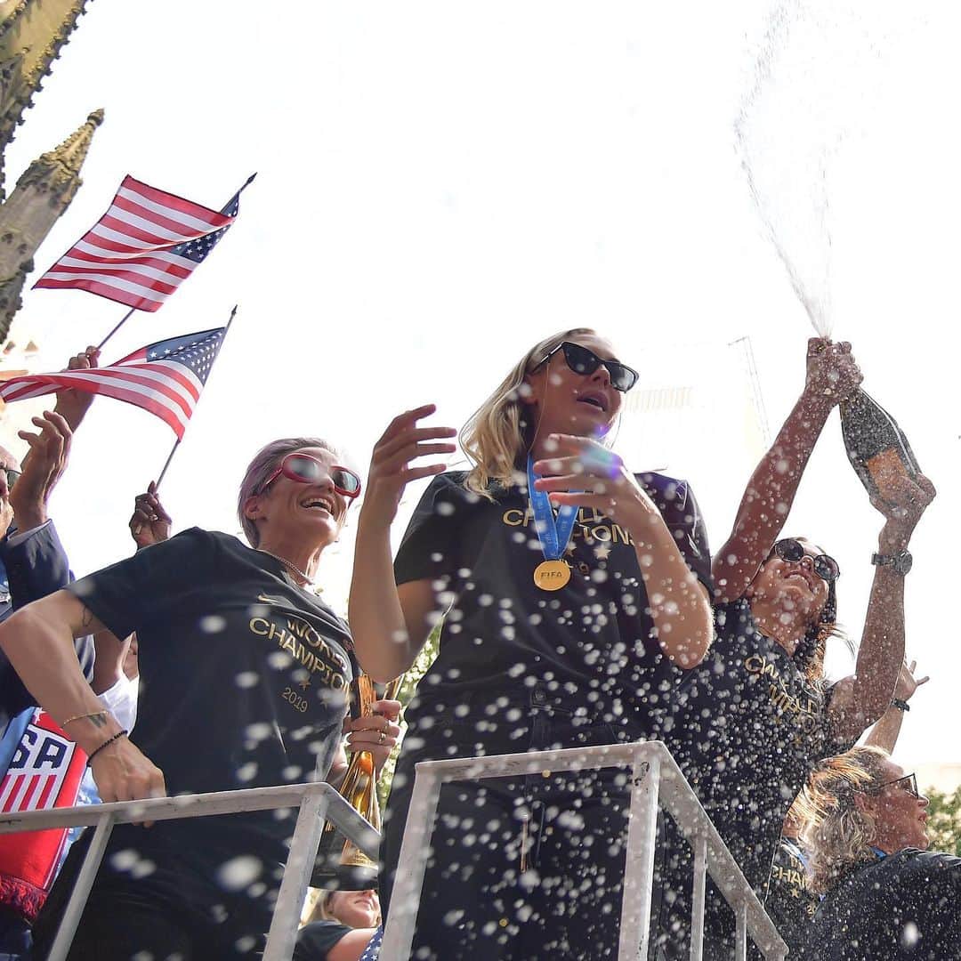サッカーキングさんのインスタグラム写真 - (サッカーキングInstagram)「. Champagne Showers🍾🇺🇸 （2019.07.10） . 📷Photo by Michael Loccisano/Getty Images . #🍾 #champagnefight #champagneshowers #celebration #パレード #parade #連覇 #アメリカ #🇺🇸 #USWNT #FIFAWWC #FIFAWomensWorldCup #FIFA #女子ワールドカップ #ワールドカップ #football #サッカーキング #⚽️#サッカー」7月11日 11時43分 - soccerkingjp