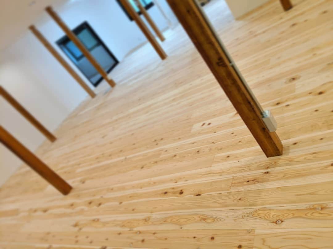 有限会社 稲葉製材住宅のインスタグラム：「どーも、今村です🤥 リノベ物件完成間近となってきました このあと床板に着色していきます🎨 仕上がりが楽しみですねー🙈  #リノベ#床板#塗装#オスモ#アンティーク#古材#再利用#再生#小国杉#無垢フローリング#自然素材#エコ#高品質#リノベーション#暮らし#田舎暮らし#家づくり#家#マイホーム#新築#平屋#リフォーム#工務店#熊本#玉名#山鹿#荒尾#稲葉製材住宅#イナバ」