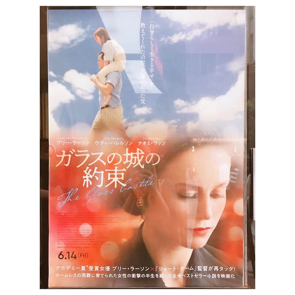 キタキマユさんのインスタグラム写真 - (キタキマユInstagram)「「ガラスの城の約束」  ずっと気になっていたのですが、良かったです…とても良い映画でした🎬✨ まさかこんなボロボロ泣くことになるとは…😭✨✨✨ 隣のおじさんも、娘のさんを持つお父さんなのか、ずーっと涙を流していました。  エンドクレジットの捧げる言葉に、しっかりと最後のひとつきをされ、胸いっぱいに劇場をあとに…🌸✨ スケールの大きな作品が注目されてしまいがちですが、その中で、こういった上質な作品も見逃されてしまわないよう✨✨✨ 映画への愛と願いを込めて、載せておきます☺️️💕 シネマカリテと、恵比寿ガーデンシネマにて、まだ上映しています🎥✨✨✨ #ガラスの城の約束  #ブリーラーソン #ウディハレルソンすごい #むちゃくちゃなお父さんだけど実話なのだからすごい #とても良かった  #父と娘 #theglasscastle  #theglasscastlemovie  #familyislove  #kitakimayu #キタキマユ」7月11日 11時52分 - kitakimayu_official