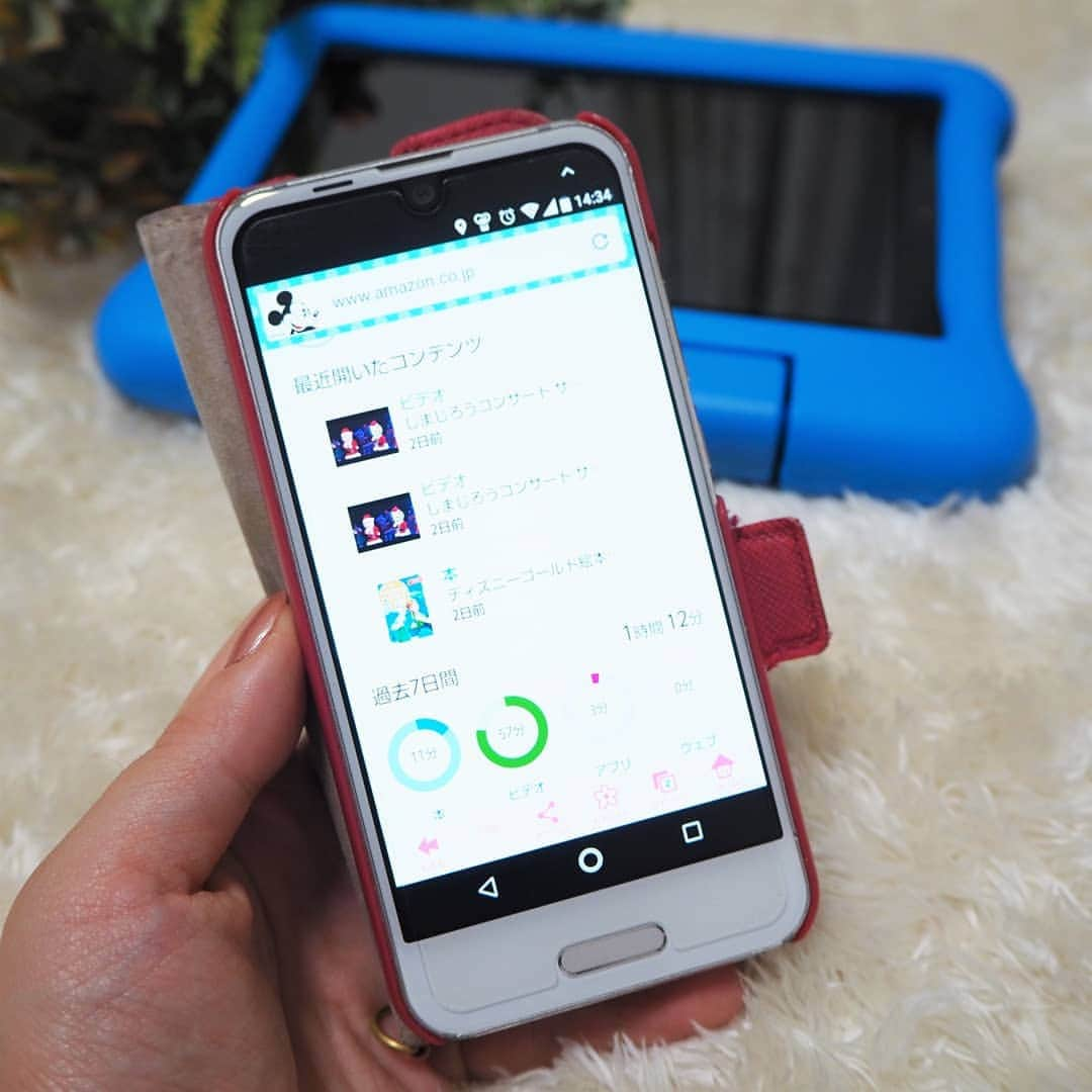 Kuboi Ayumiさんのインスタグラム写真 - (Kuboi AyumiInstagram)「しまじろうやディズニーが大好きな娘。  お出かけの時など、今まではパパやママのipadやスマホで動画を見せてあげたり 絵本アプリなどを使うことが多かったのですが、知らない間にアプリをダウンロードしてしまっていたり LINEなどで変なスタンプを送っていたり…  なので、最近は『Amazon Fireキッズモデル』を持ち歩いています。  子どもでも楽しみながら学べる、キッズ向けタブレットなのですが、 これ、本当にすごい！！！！ 使い方はとても簡単！ 電源を入れたら、子供のプロフィールを設定して、お気に入りのコンテンツをダウンロードするだけ。  コンテンツがとても多いのには驚きました。 ただ遊ぶだけでなく、学習・知育コンテンツも多いので学びもこれでOK。 しまじろう・Disney・LEGOなど、人気のコンテンツもいっぱいです。  専用カバーに入っているので、壊れにくいですし 2年間の保証付きなので、壊してしまっても安心。  ペアレンタルコントロールで年齢フィルター、利用時間制限、学習タイムの設定をしておけば 遊びすぎたりする心配もなしです。 「そろそろ終わりの時間だよ～」と言ってもなかなかやめられない娘には ぴったりの機能です！ この機能、ママのストレスも軽減してくれます（笑）  ペアレントダッシュボードでは、娘が使っているコンテンツ内容や利用時間までわかるので 何を見ていたのかわからなくて不安なんてこともありません。  使い方を説明しなくても、娘はサクサク使って遊んでいました。 私のスマホで何を見ているのかなとチェックしたところ Disneyの絵本を読んだり、英語コンテンツで勉強したりしているみたい。  タブレットは便利ですが、危険もあると思っていたので キッズタブレットなら安心して使わせてあげられます☆  #PR #Fireキッズモデル #Amazon #キッズタブレット　 #親バカ部 #アプリ #ディズニー #Disney #LEGO #レゴ #しまじろう」7月11日 12時04分 - himekagami