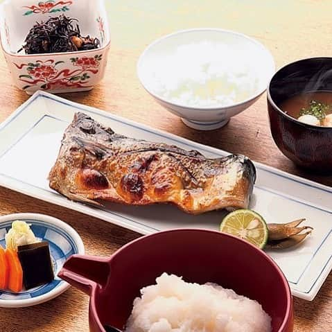 東京カレンダーさんのインスタグラム写真 - (東京カレンダーInstagram)「皮はパリっと、中はジューシーに焼き上がった風味豊かなさば塩焼きは、ひと口食べると無言で箸を進めてしまうほどの美味。お替わり自由の白飯に大根おろしをかけ、そこに醤油を数滴たらしかき込むのがまさに至福！ #東京カレンダー #東カレ #tokyocalendar #lunch #定食 #恵比寿 #食彩かどた #さば塩焼き」7月11日 12時02分 - tokyocalendar