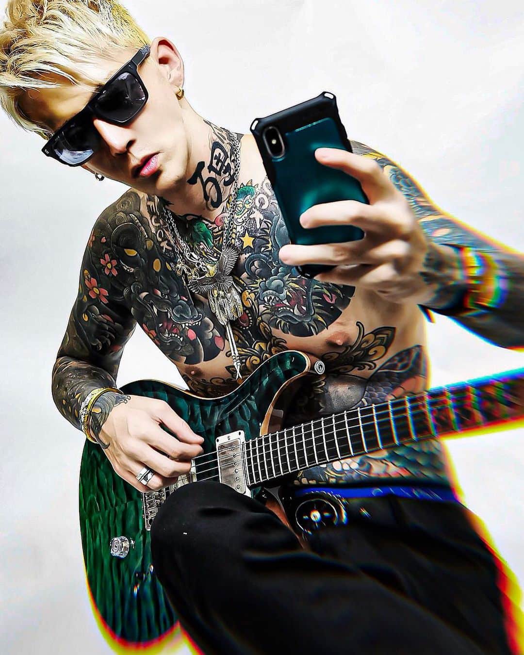 のインスタグラム：「. Guitar🎸× Tattoo 🐉 ⚡︎⚡︎⚡︎ . それにしてもGuitarの音色は心を癒してくれますね〜 😎🔸」