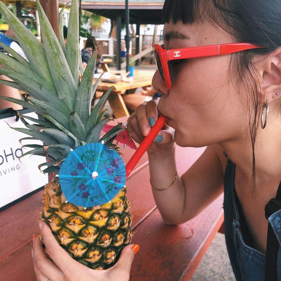 sayocoのインスタグラム：「Northshoreで飲んだ デカめのパイナップルジュース($10💸)の中身は 赤くて美味しいスムージーだった🍍❤️ ・ ・ でも大きすぎて全部飲んだらお腹壊しそうだったから みんなにあげまくった😂😂 ・ ・ #hawaii#northshore#パイナップルジュース#sayo_trip」