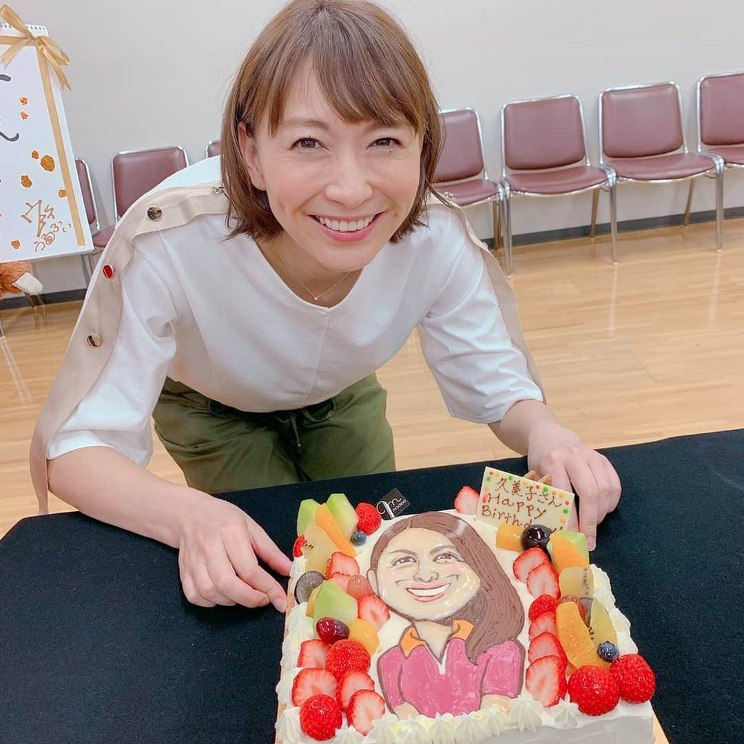 佐藤裕二さんのインスタグラム写真 - (佐藤裕二Instagram)「今日は小椋久美子さんの#誕生会 。髪を切った久美子さんですが#ドデスカ #自慢 の#似顔絵ケーキ は髪が長いままでした(^_^;) おめでとうございます！  #誕生日  #happybirthday #ケーキ #おめでとうございます  #髪を切りました  #バドミントン #オリンピック #五輪  #オリンピアン  #小椋久美子 さん#山田美保子 さん #山田修作 3#竹田基#徳重杏奈 #上坂嵩 #望木聡子 #ウルフィ  #メーテレ #アナウンサー #佐藤裕二」7月11日 12時10分 - karaage_satou