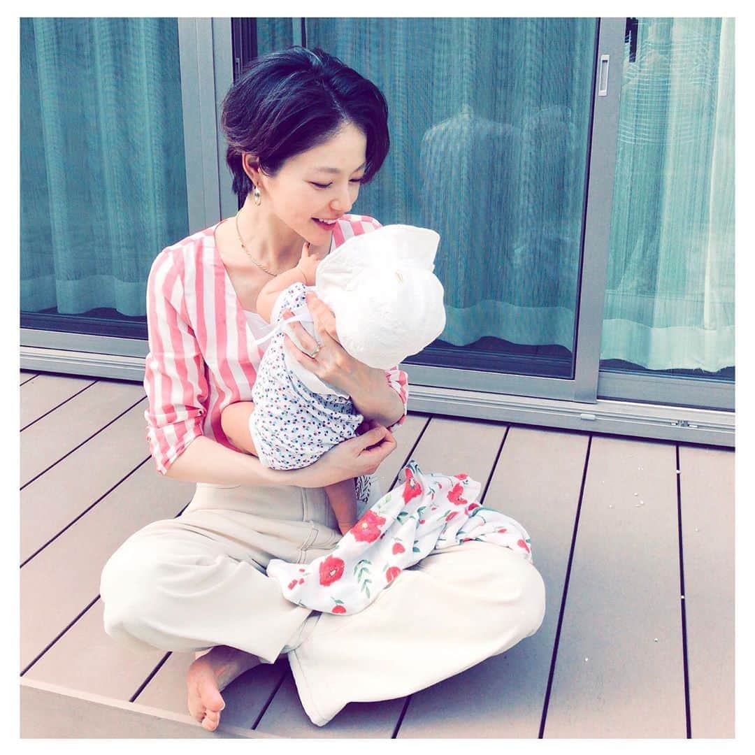 高木美知瑠のインスタグラム：「. 𝚖𝚘𝚖  𝚌𝚘𝚍𝚎  𓊗ⴾ . お姉ちゃん家で甥っ子達の帰りを待つ 𓊗𓍵𓂂𓇳𓂃 ❁⃘ 𝓇𝑒𝒹 ×  𝓌𝒽𝒾𝓉𝑒 𓍯 #japan#fashion#code#coordinate#ootd#outfit#style#baby#mother#momfashion#mamacode#ママコーデ#ママファッション#ファッション#服#私服#コーデ 髪なんもしてないし。シャドウのみ。眉毛ない 𓆡 #sweet #スウィートインスタ」