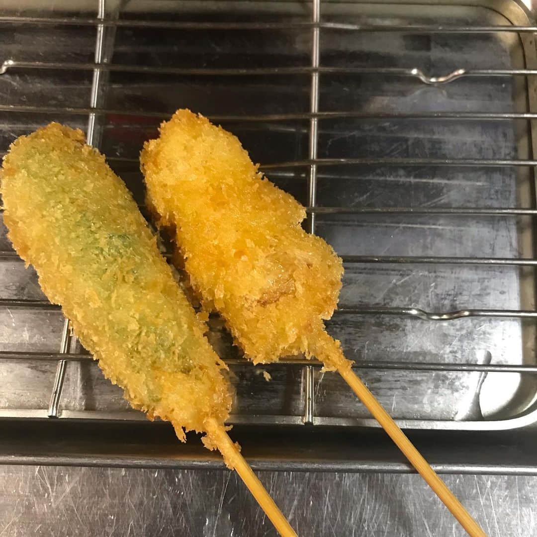 のインスタグラム：「#いっとく劇場 . 本日おすすめ . にんにく. . ささみしそ巻き . . ご来店お待ちしてます . #串カツいっとく#串カツ#新世界#居酒屋#お酒#美味しい#楽しい#名物#グルメ#大阪グルメ#大阪市#大阪#osaka#関西#japan#人気#l4l#follow#delicious#photogenic」