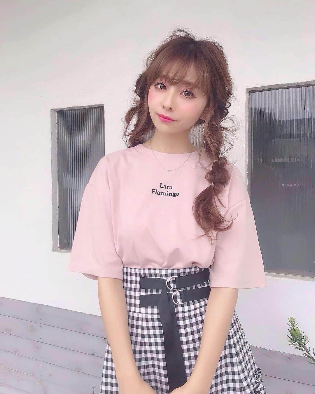 のインスタグラム：「❤︎ . 月曜の浜松での撮影🍒 . Tシャツもスカートも @lara_flamingo の ❤︎ 可愛すぎる🤤❤︎❤︎ . ヘアアレンジ可愛かったから 写真撮れば良かったと後悔💦 . . #ヘアアレンジ #かわいい #編み込み #編み込みアレンジ #Tシャツ #ラフコーデ #お気に入り #チェックスカート」