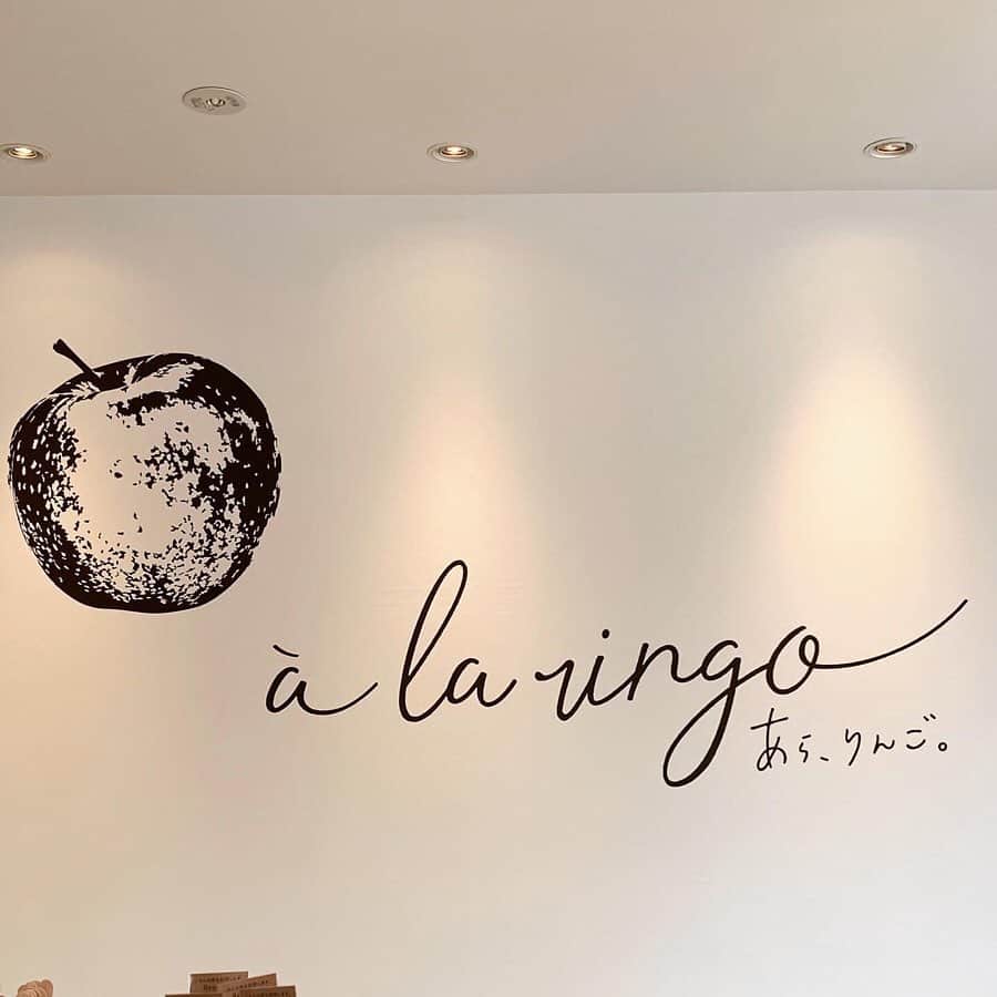 LeTRONC ルトロンさんのインスタグラム写真 - (LeTRONC ルトロンInstagram)「【a la ringo / 兵庫・神戸】﻿ .﻿ 今年の5月、神戸の三宮トアロード沿いに青森のりんごを使ったスイーツと生果のお店「a la ringo（あら、りんご。）」がオープンしました🍽﻿ ﻿ 1年を通してその時期に1番美味しいりんごを楽しめるこちらのカフェは、まさにメニューも店内装飾もりんご尽くし😍﻿ ﻿ 味の濃い紅玉を使った「焼きりんご」、コンポートとスライス両方を楽しめる「りんごタルト」、自家製りんごシロップを使った飲むヨーグルト「りんごヨーグルト」などなど、他では味わえないメニューがいっぱいです🍎🍏﻿ ﻿ ぜひ味わいに行ってみてくださいね😋﻿ .﻿ 📍兵庫県神戸市中央区下山手通3-10-1TRSXビル1-2階﻿ .﻿ 📷写真・情報提供：@naruitakansさん﻿ 素敵な投稿をありがとうございます✨﻿ .﻿ \ 一緒にルトロンInstagramを盛り上げませんか？🙋‍♀️ /﻿ #ルトロン で素敵なおでかけ体験をシェアしてくれる方を大募集しています♪投稿内容は、Instagramで紹介させていただきます☺️﻿ .﻿ ルトロンのアプリはAppStore、GooglePlay「ルトロン」で検索！﻿ .﻿ #letronc #japanese_food #kobecafe #alaringo #apple #あらりんご #りんご #リンゴ #林檎 #焼きりんご #りんごタルト #りんごヨーグルト #スイーツ #スイーツ部 #スイーツ巡り #スイーツ好きな人と繋がりたい #インスタ映え #インスタ映えスイーツ #インスタ映えカフェ #関西カフェ #神戸カフェ #三宮カフェ #カフェ #カフェ巡り #カフェスタグラム #神戸グルメ #グルメ #グルメ女子 #グルメ巡り」7月11日 12時15分 - letronc.m