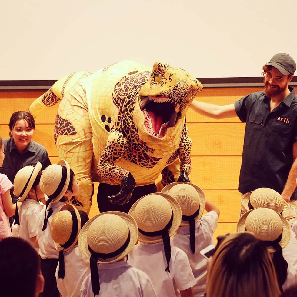 ローチケ（ローソンチケット）さんのインスタグラム写真 - (ローチケ（ローソンチケット）Instagram)「#恐竜どうぶつ園 2019～Erth's Dinosaur Zoo～（ @dinosaurzoo_jp ）いよいよ開幕🎊  7月13日(土)より、見て・触れて・学べる体験型ショー🦖「恐竜どうぶつ園 2019～Erth's Dinosaur Zoo～」が全国25ヶ所で開催されます✨  今年は日本🗾で初めて全身骨格が復元されたフクイラプトルが登場💥そのほか人気恐竜たちにも出会えます🦕  ローチケでは全国各地の公演チケットを販売中です🎟️ 開幕前に行われたプレイベント・記者発表会の様子もお届け🦖 詳しくは 「恐竜どうぶつ園 ローチケ」でネット検索📲  #恐竜 #フクイラプトル #夏休み #こどもとおでかけ #親子でおでかけ #ラプトル #夏 #ダイナソー #ショー #イベント情報 #パペット #dinosaur #experience #adventure #photooftheday #paleontology #summerevents #🦖 #ローチケ #lawsonticket」7月11日 12時16分 - lawson_ticket